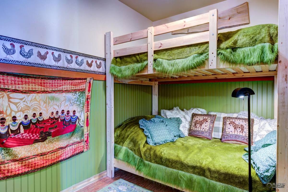 Triple Room with 1 Double Bed and 2 Single Bed with Private Bathroom photo 3