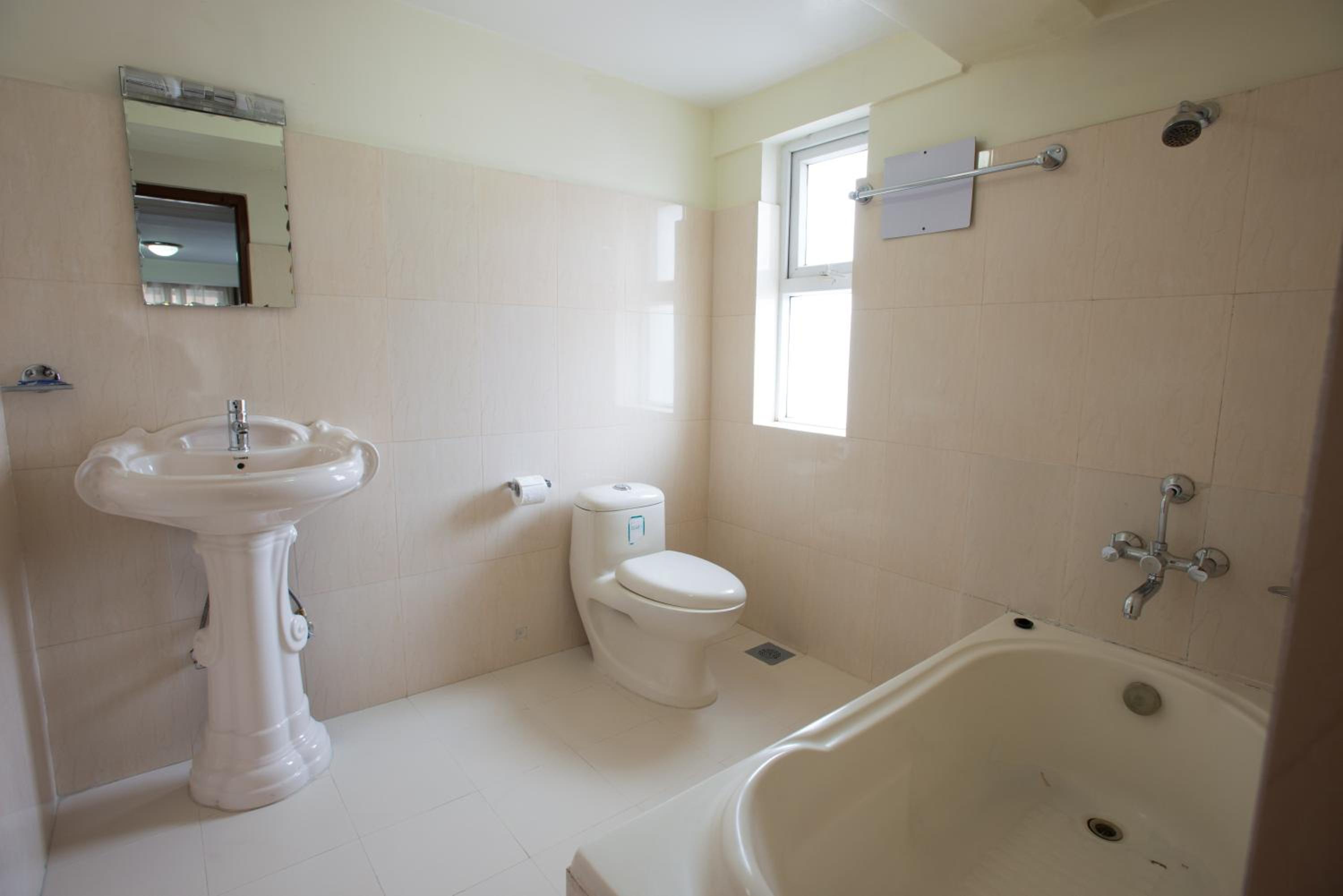 Super Deluxe Room with Balcony & Complimentary Airport Pickup for International Arrival photo 3
