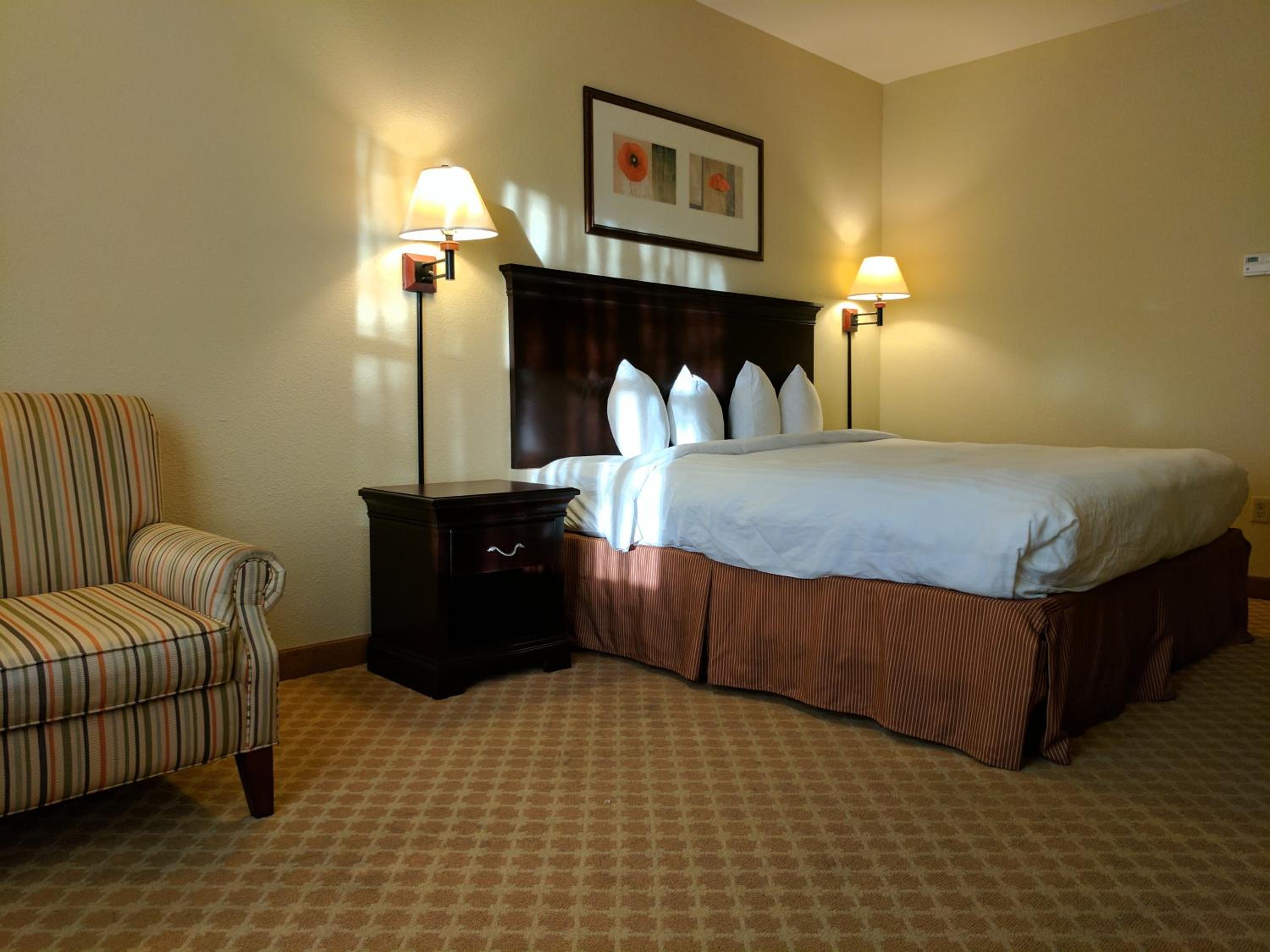 One-Bedroom King Suite - Photo 3