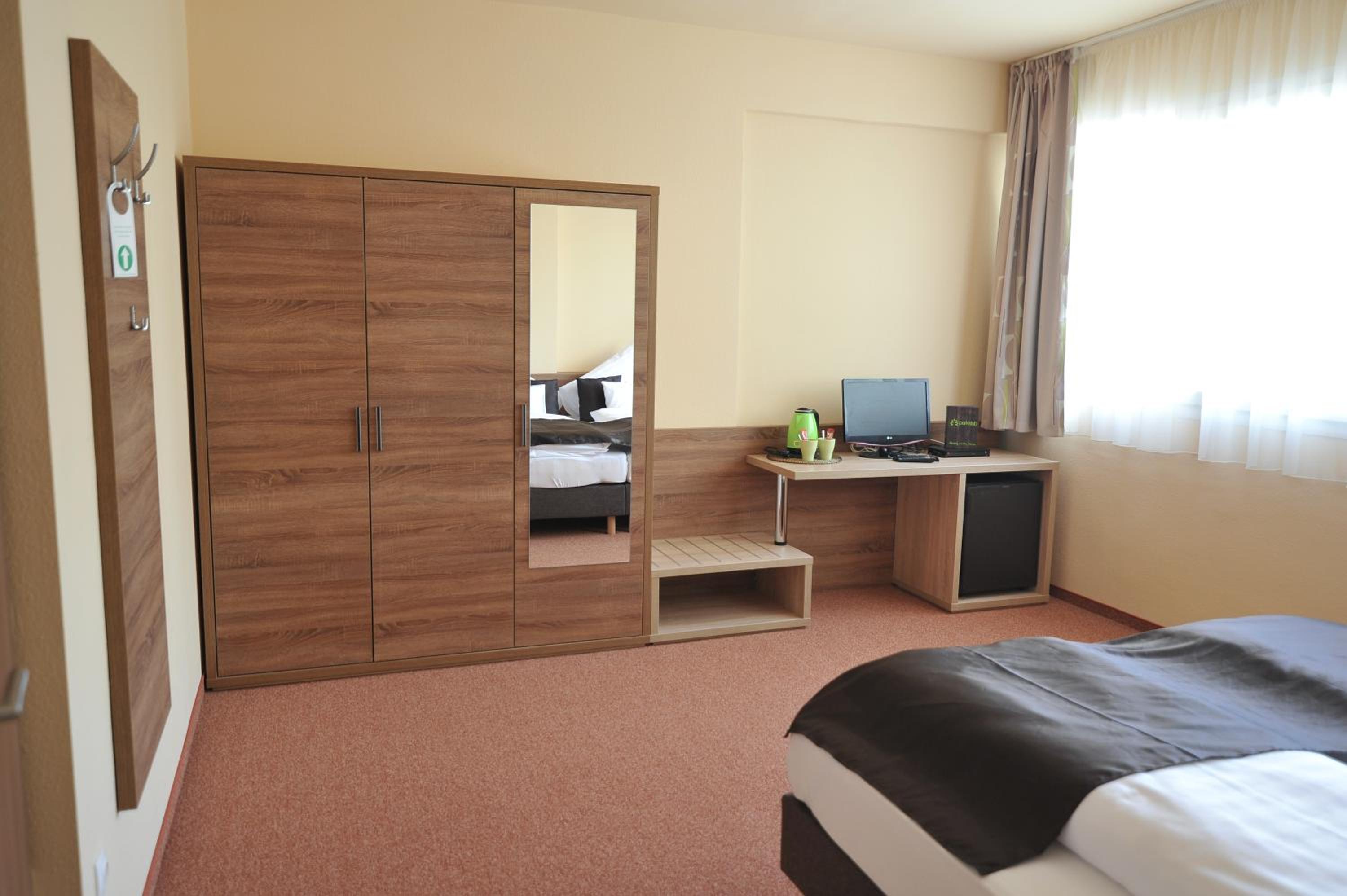 Standard Double or Twin Room - Photo 9