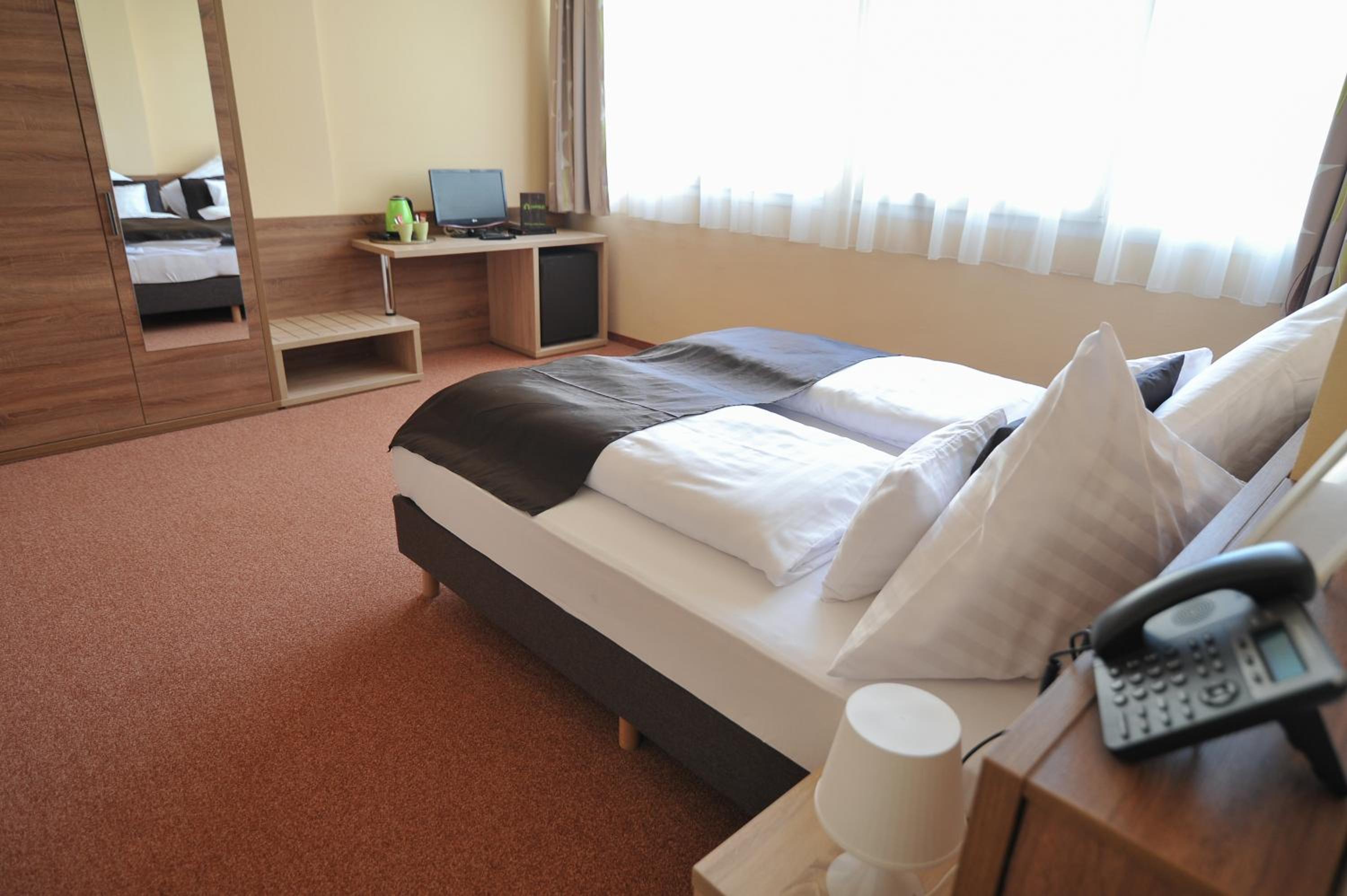 Standard Double or Twin Room - Photo 7