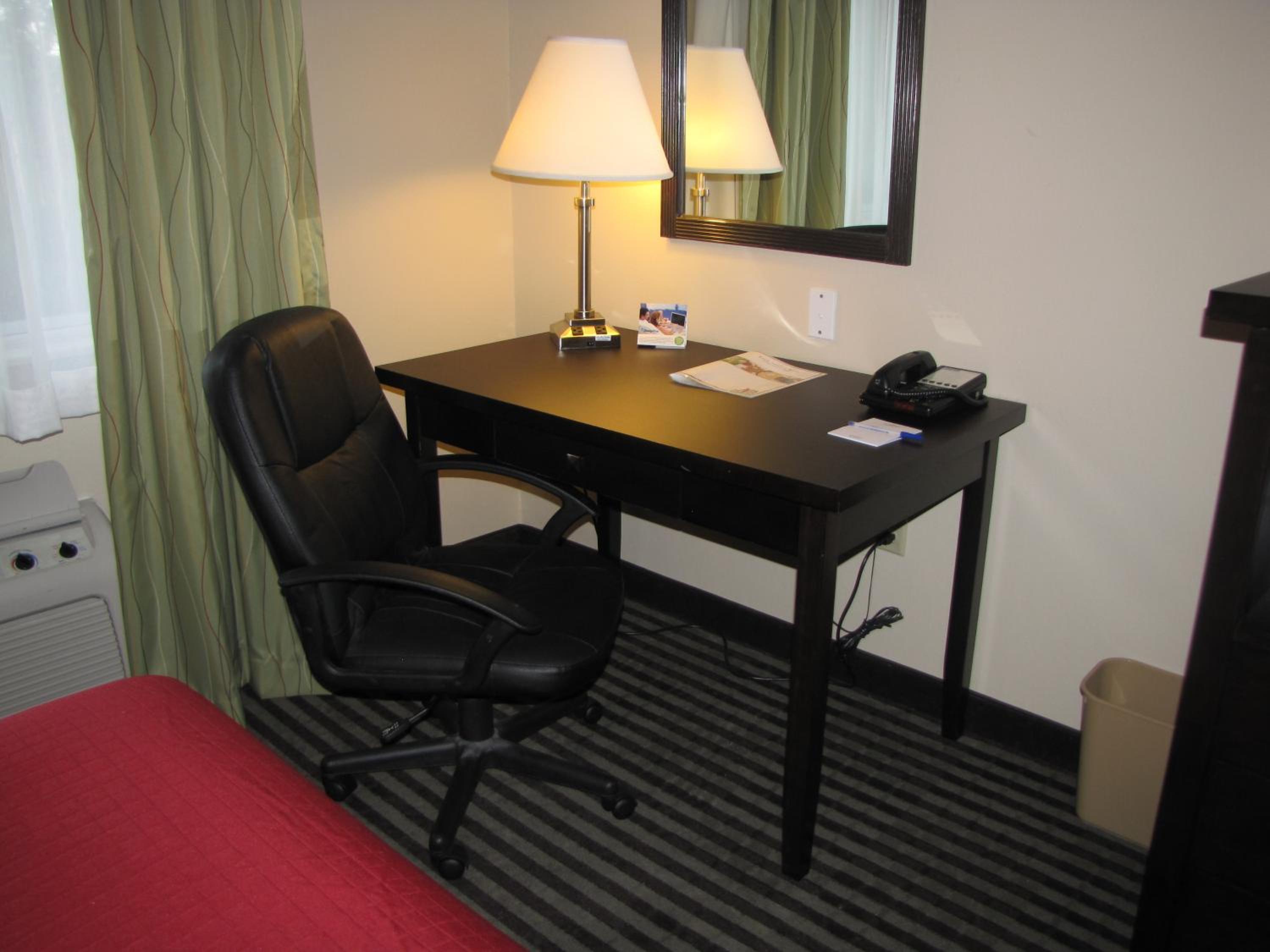 Queen Room with Two Queen Beds - Non-Smoking - Photo 2