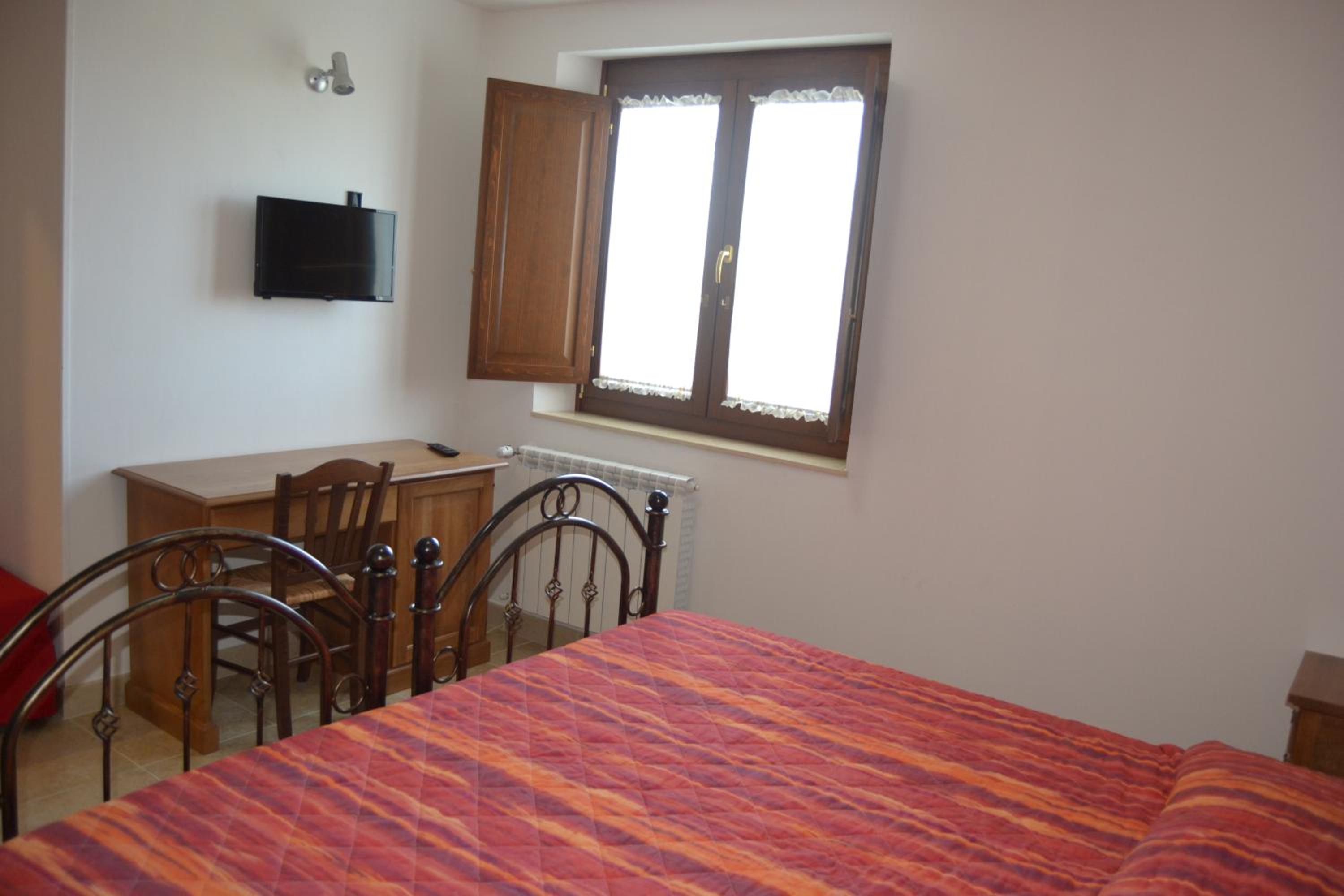 Twin Room with Private Bathroom photo 3