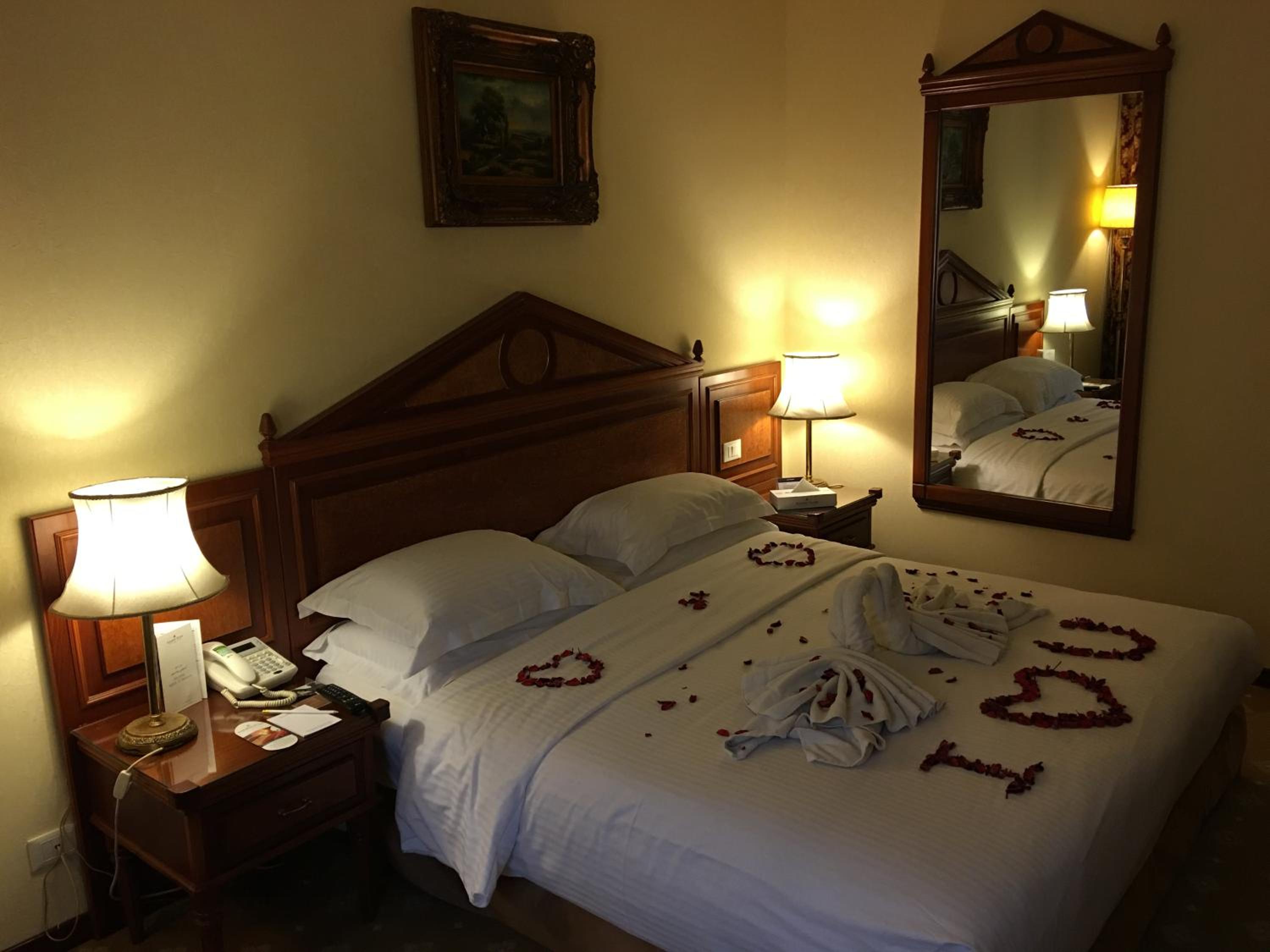 Deluxe King Room - Photo 10
