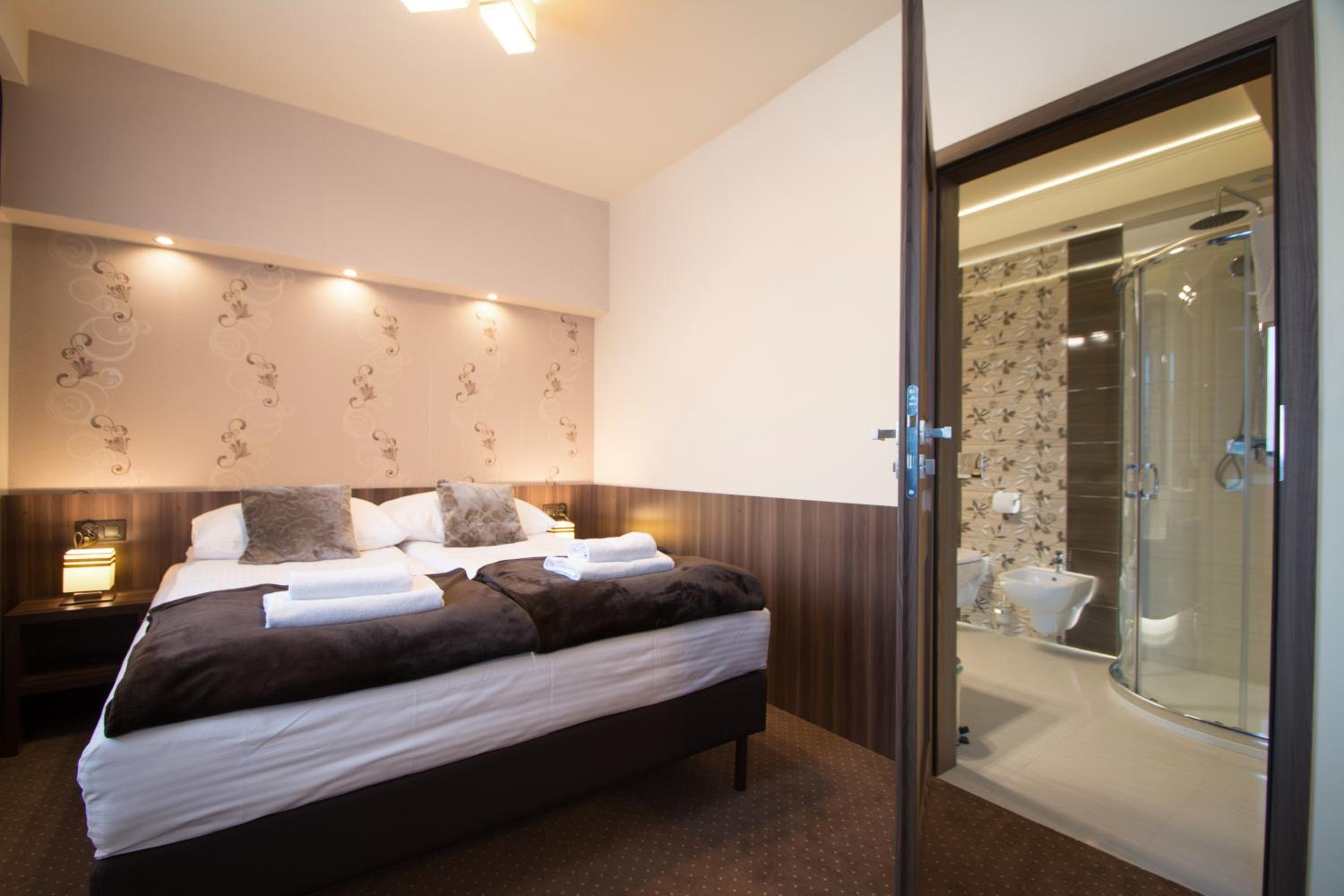 Deluxe Double Room with Balcony and Bath photo 1