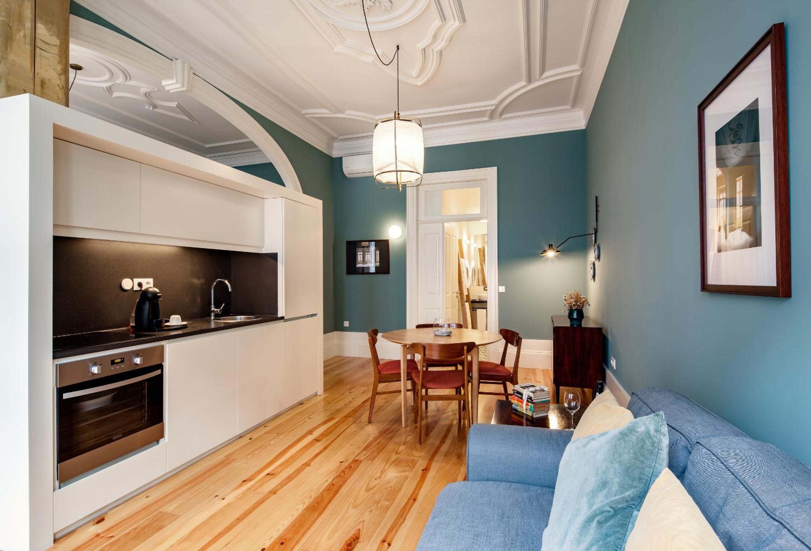 Deluxe One-Bedroom Apartment with Street View