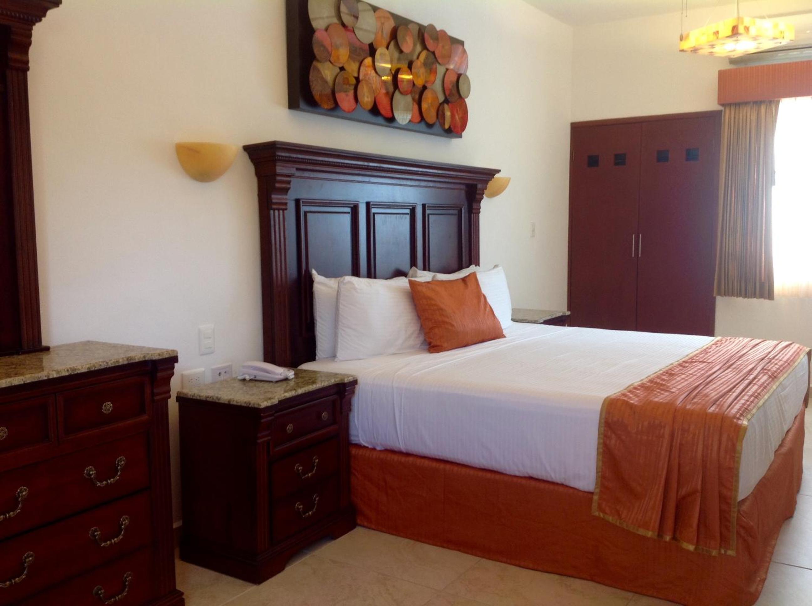 Deluxe King Room - Photo 13