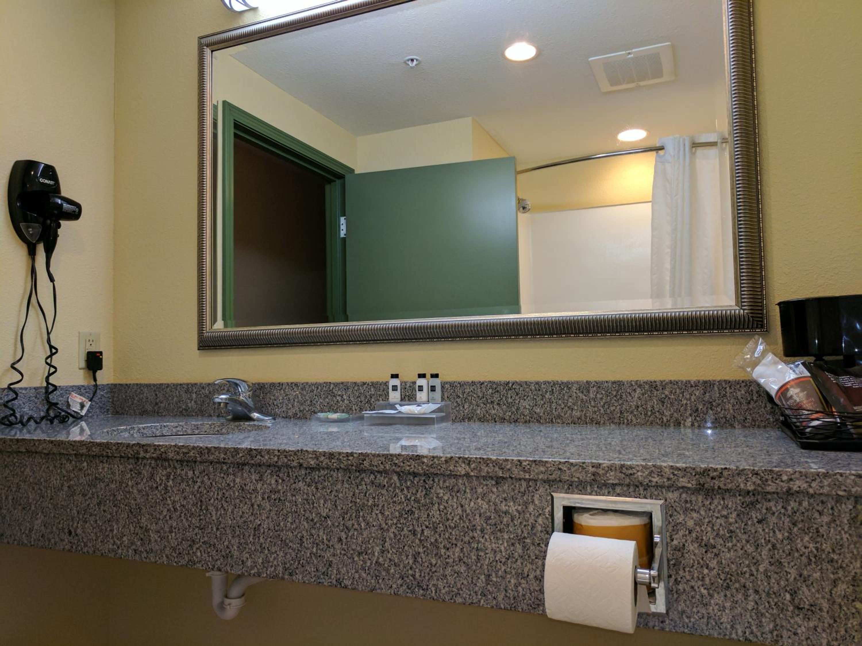 Premium Queen Room with Two Queen Beds - Non-Smoking - Photo 3