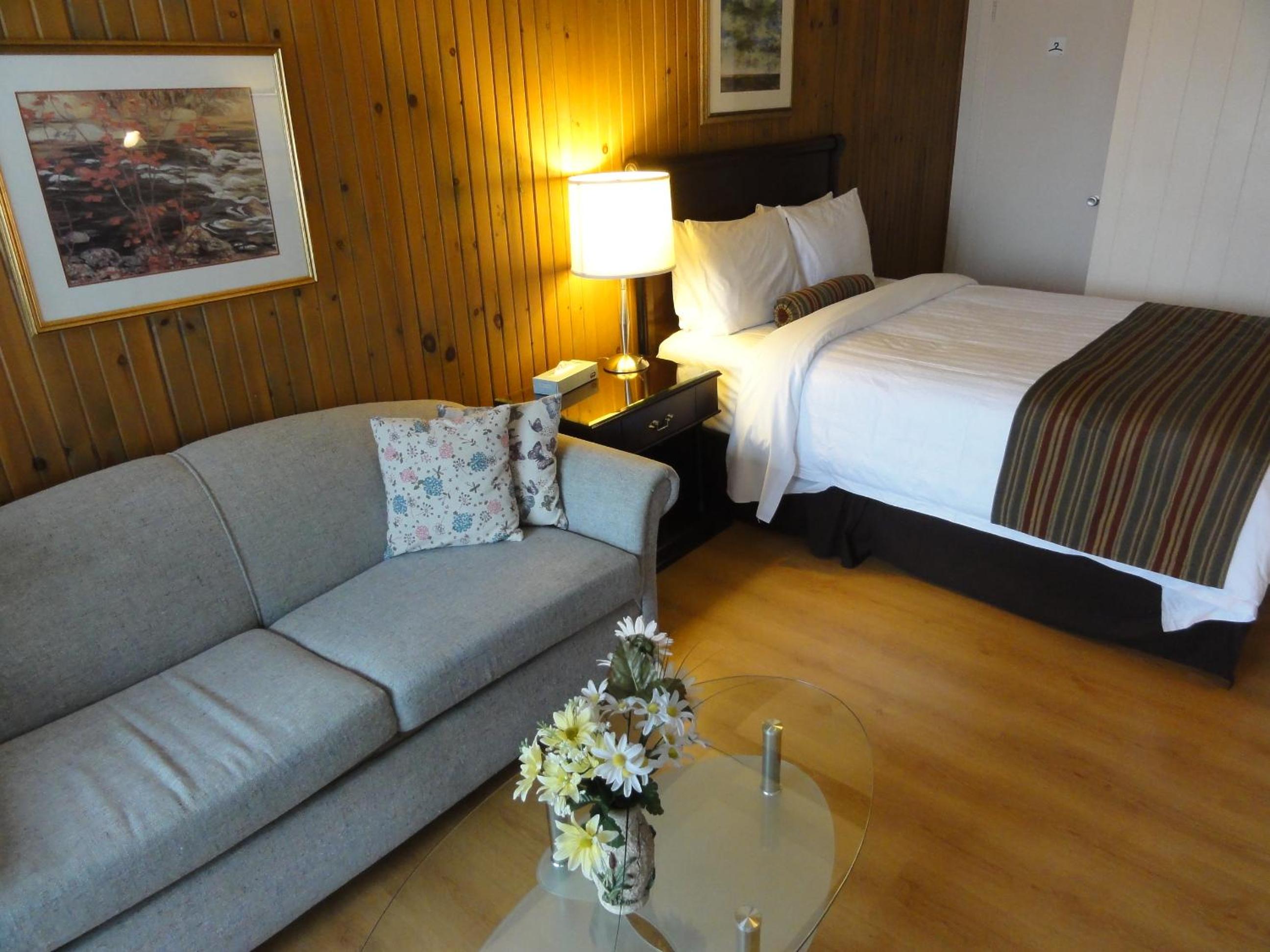 Queen Room with 1-Person Hot Tub photo 3