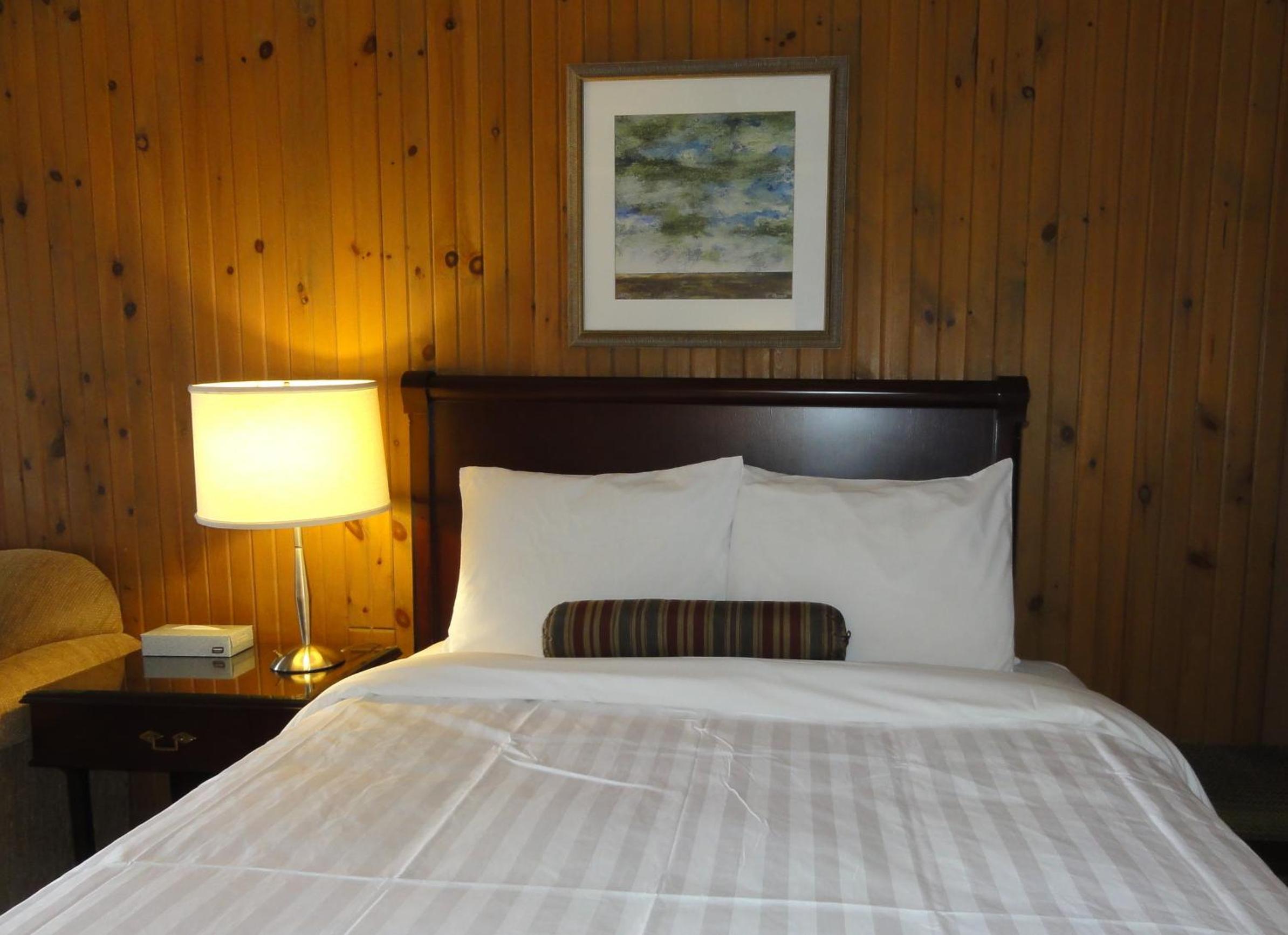 Queen Room with 1-Person Hot Tub photo 2