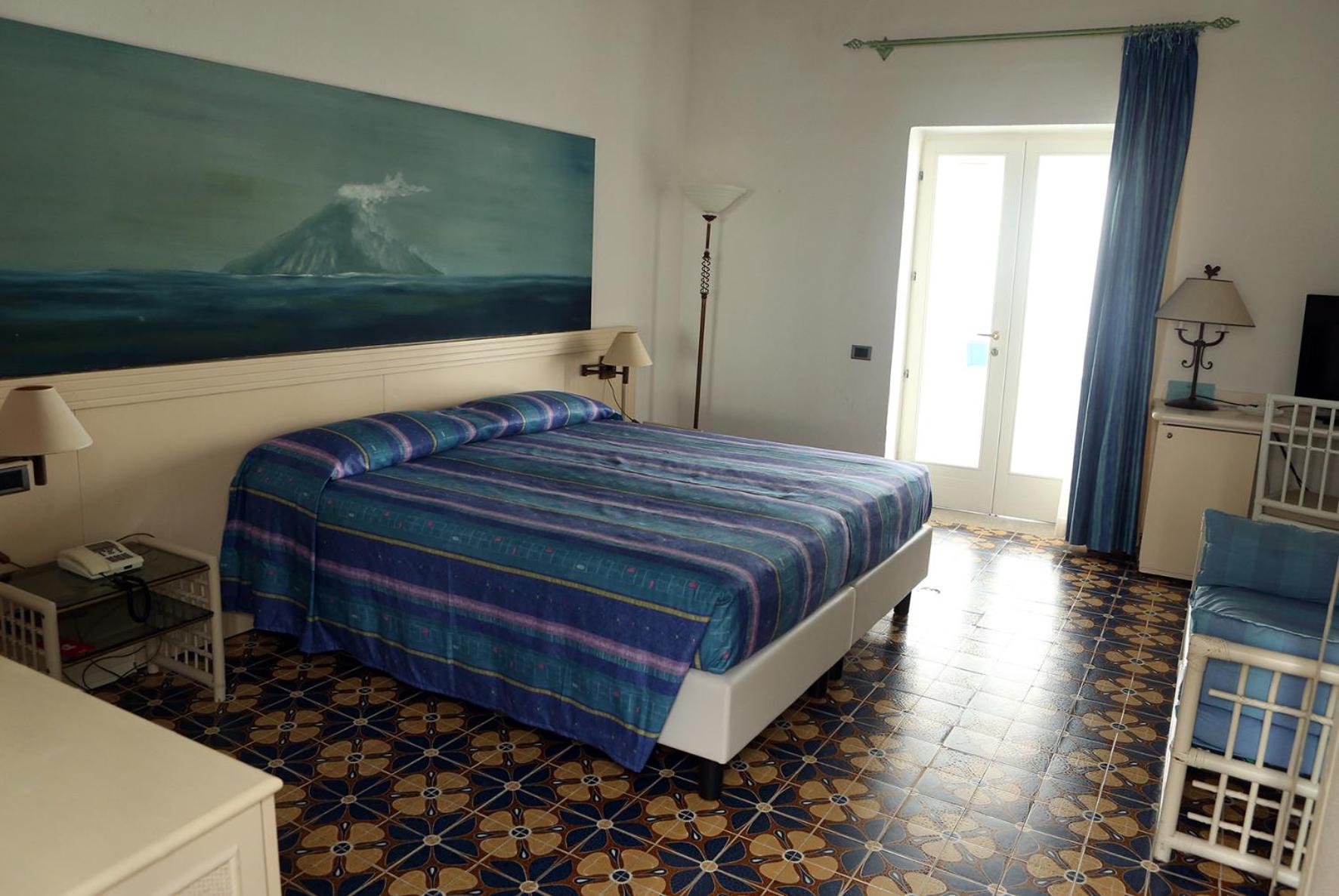 Double or Twin Room with Sea View - Photo 7
