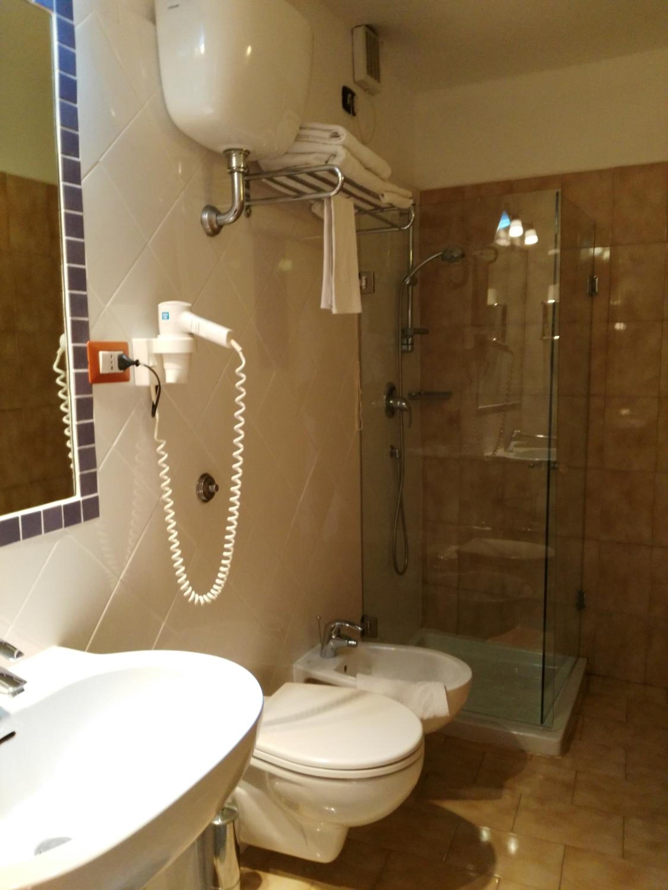 Double or Twin Room - Photo 4