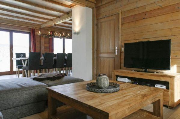 Five-Bedroom House photo 2