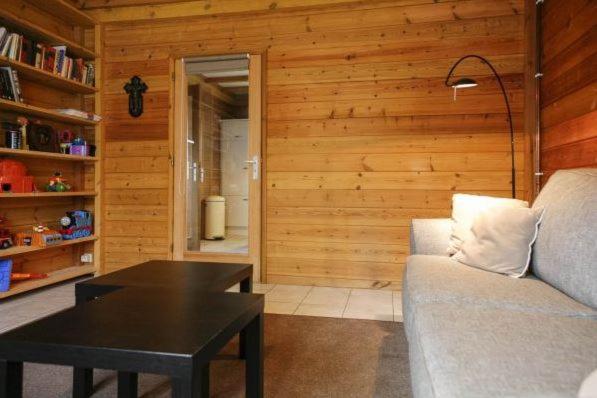 Five-Bedroom House photo 2