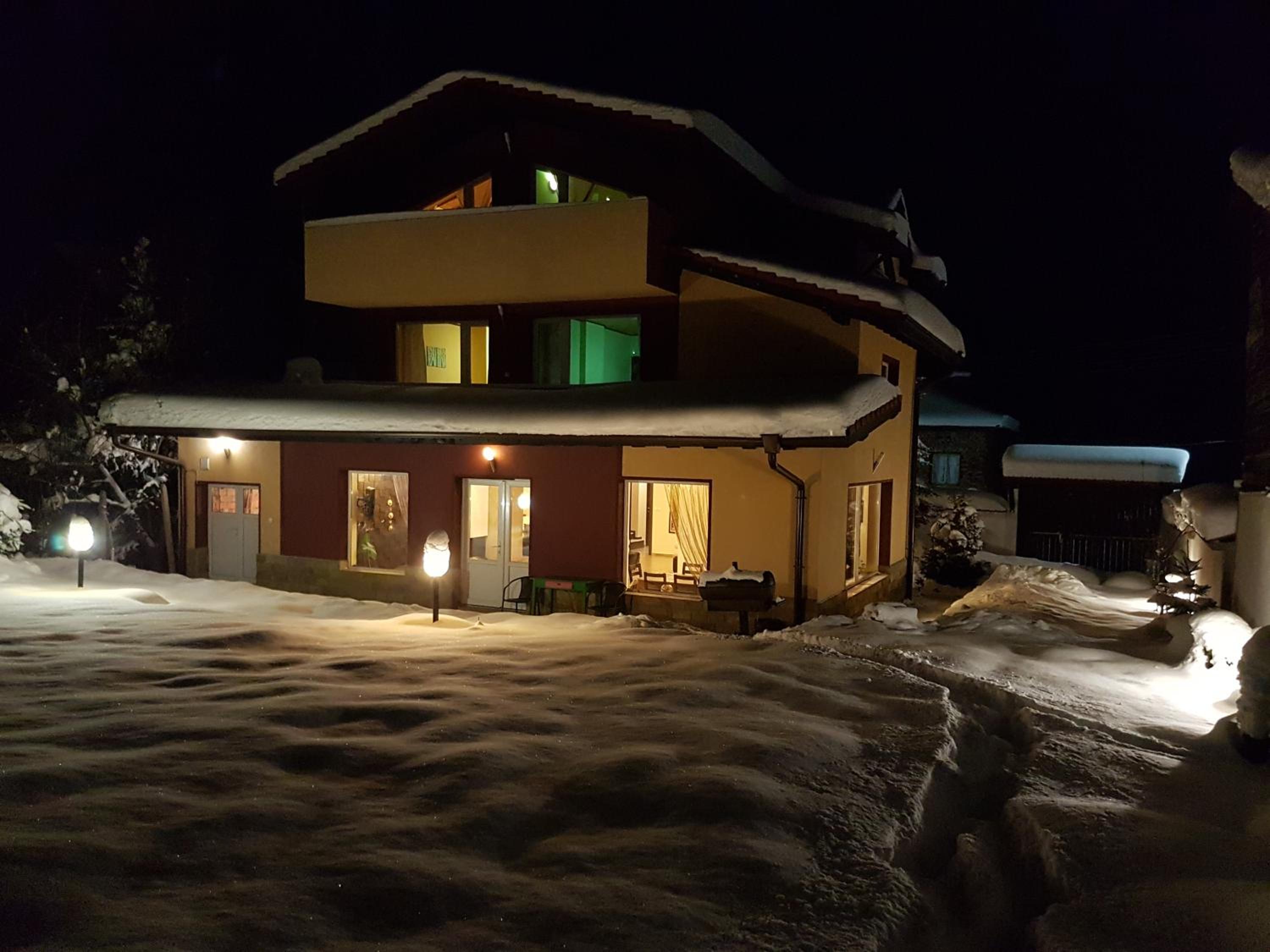 Seven-Bedroom House photo 3