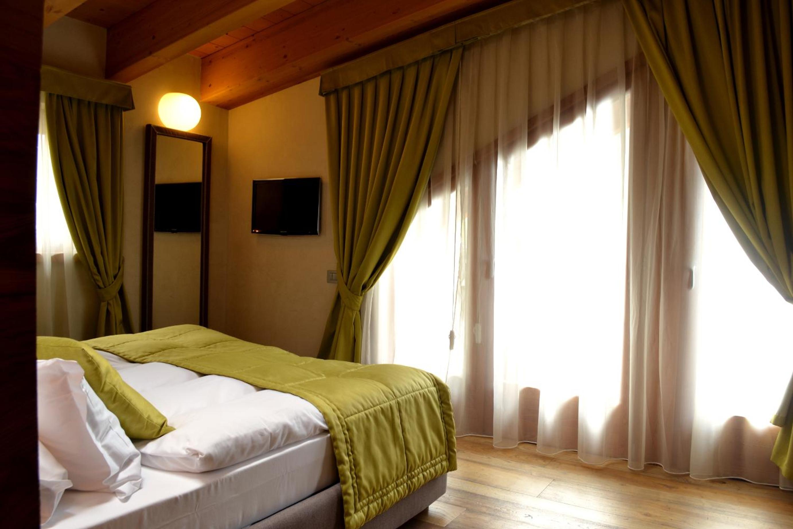 Luxury Suite with Balcony - Photo 8