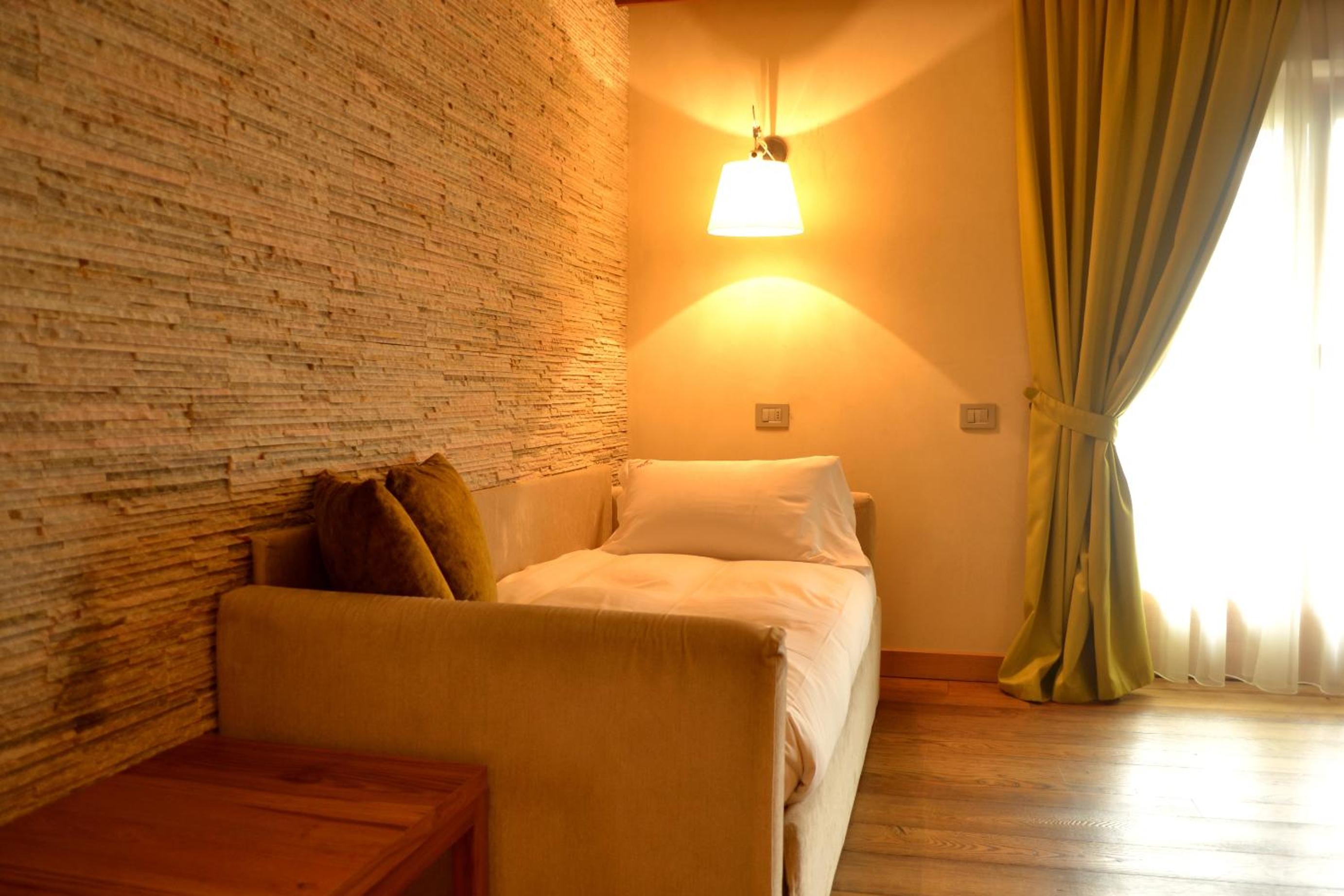 Luxury Suite with Balcony - Photo 9