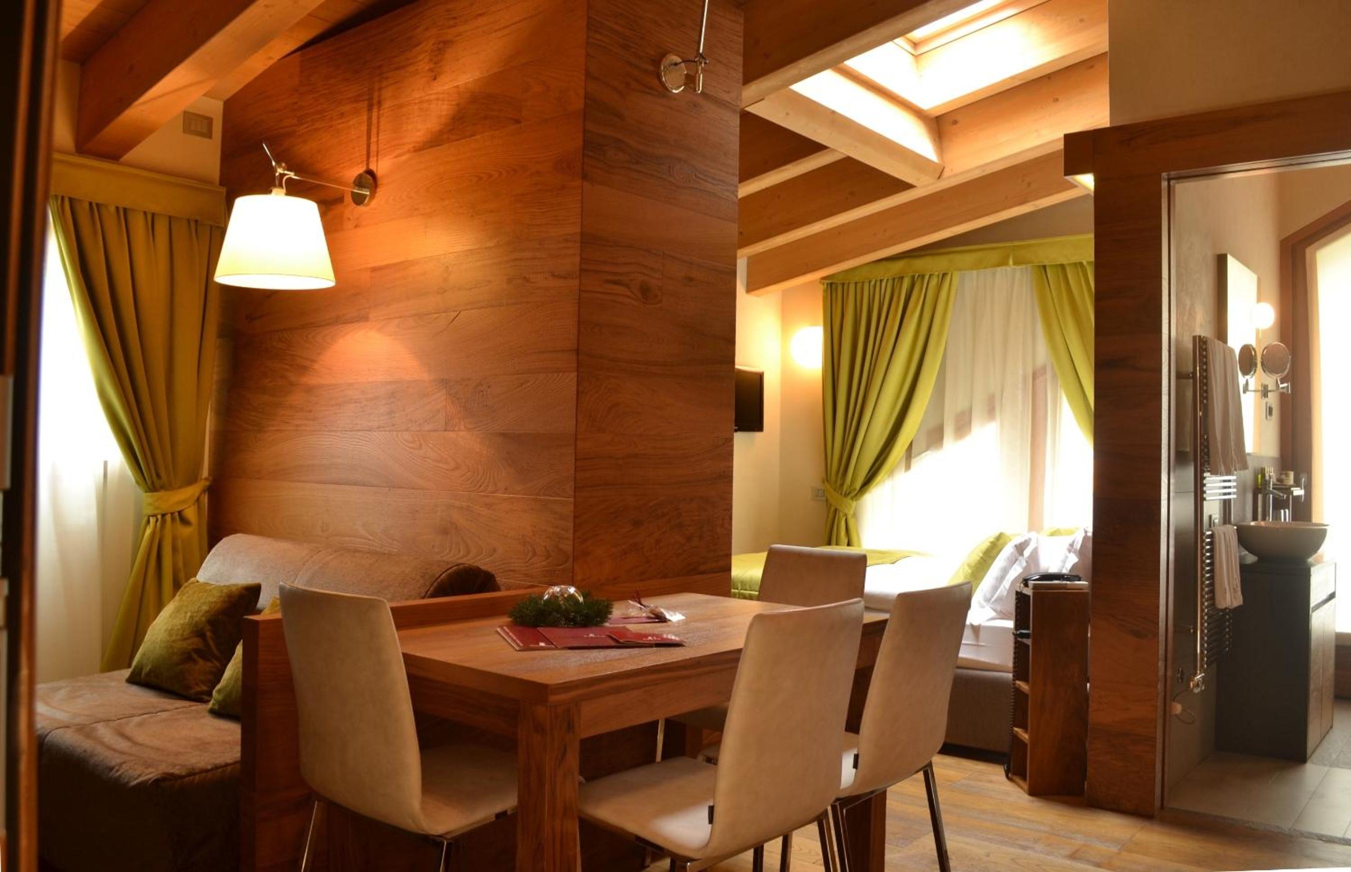 Deluxe Suite with Balcony - Photo 8