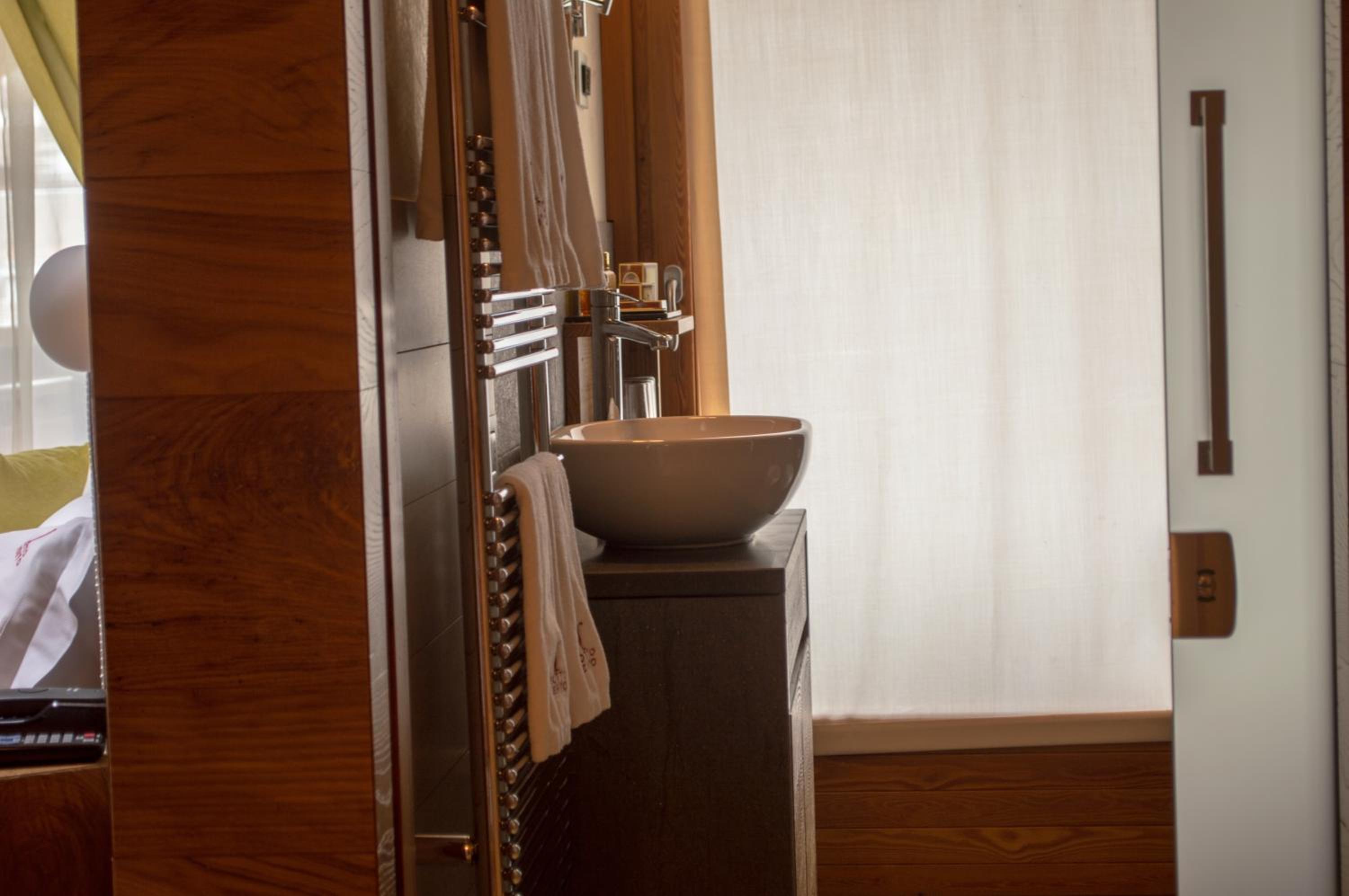 Deluxe Suite with Balcony - Photo 4