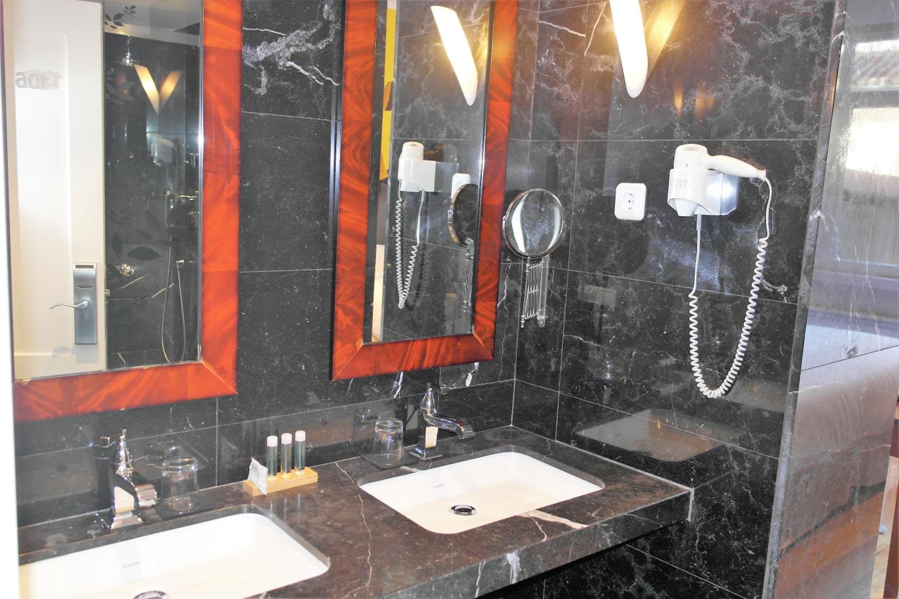 Double or Twin Room - Photo 7