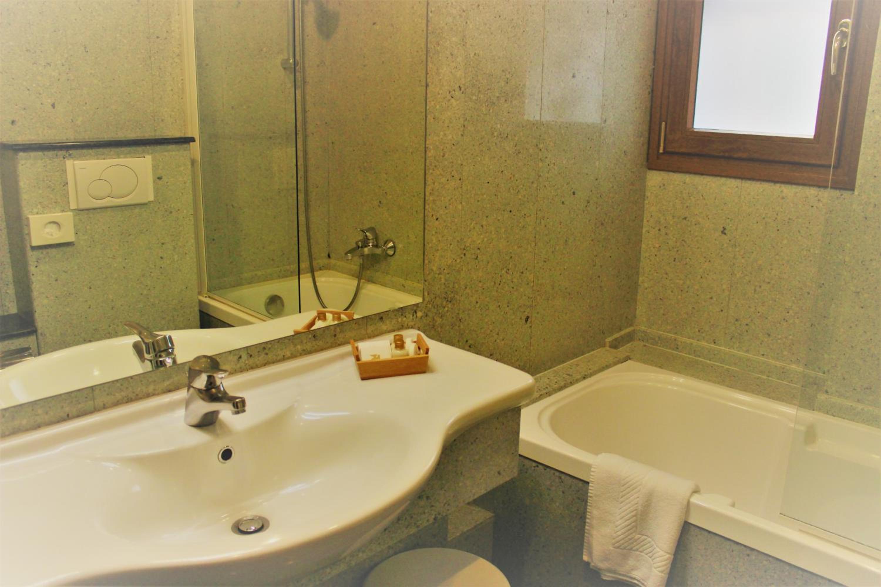 Double or Twin Room - Photo 19