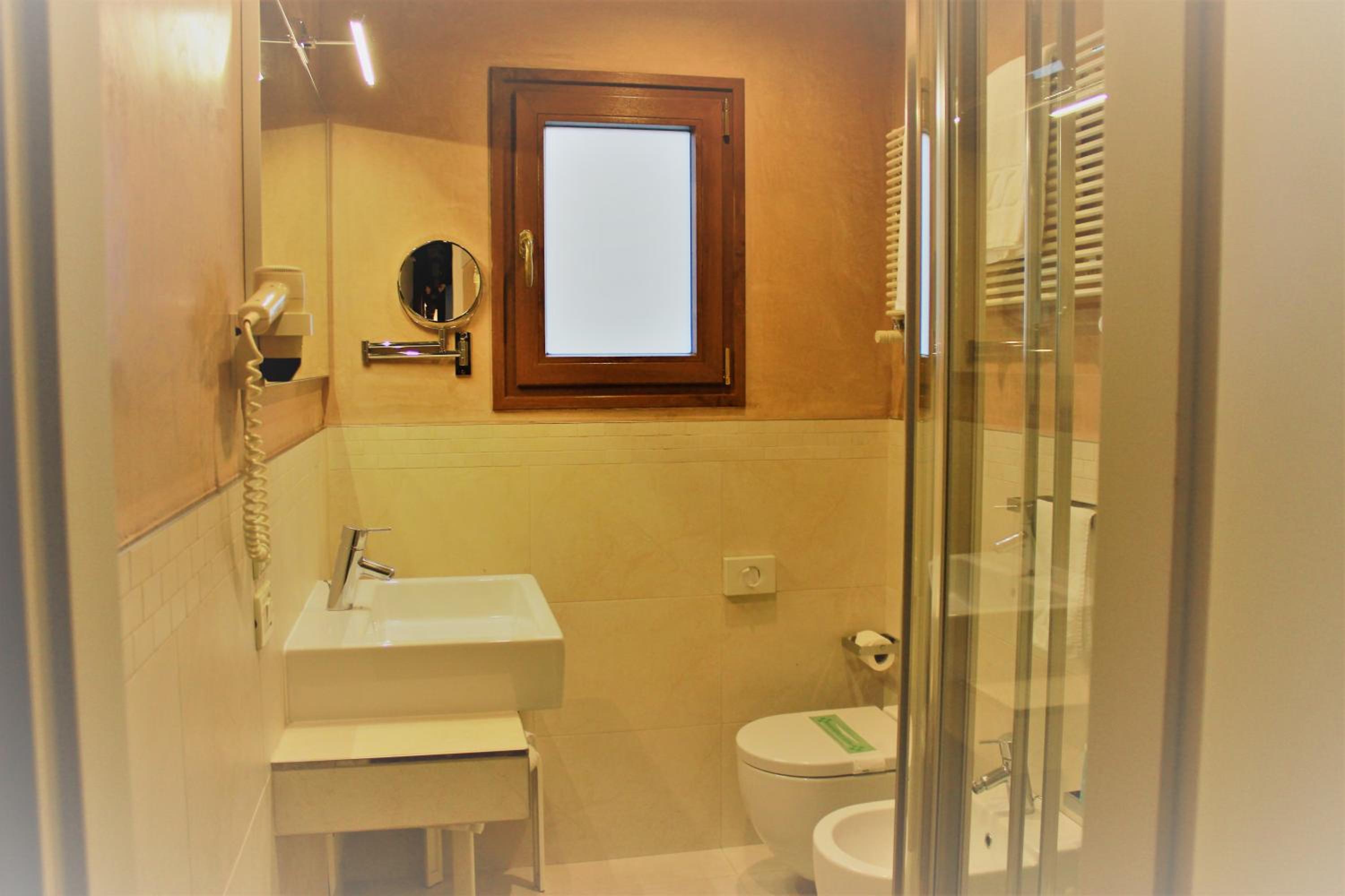 Double or Twin Room - Photo 3