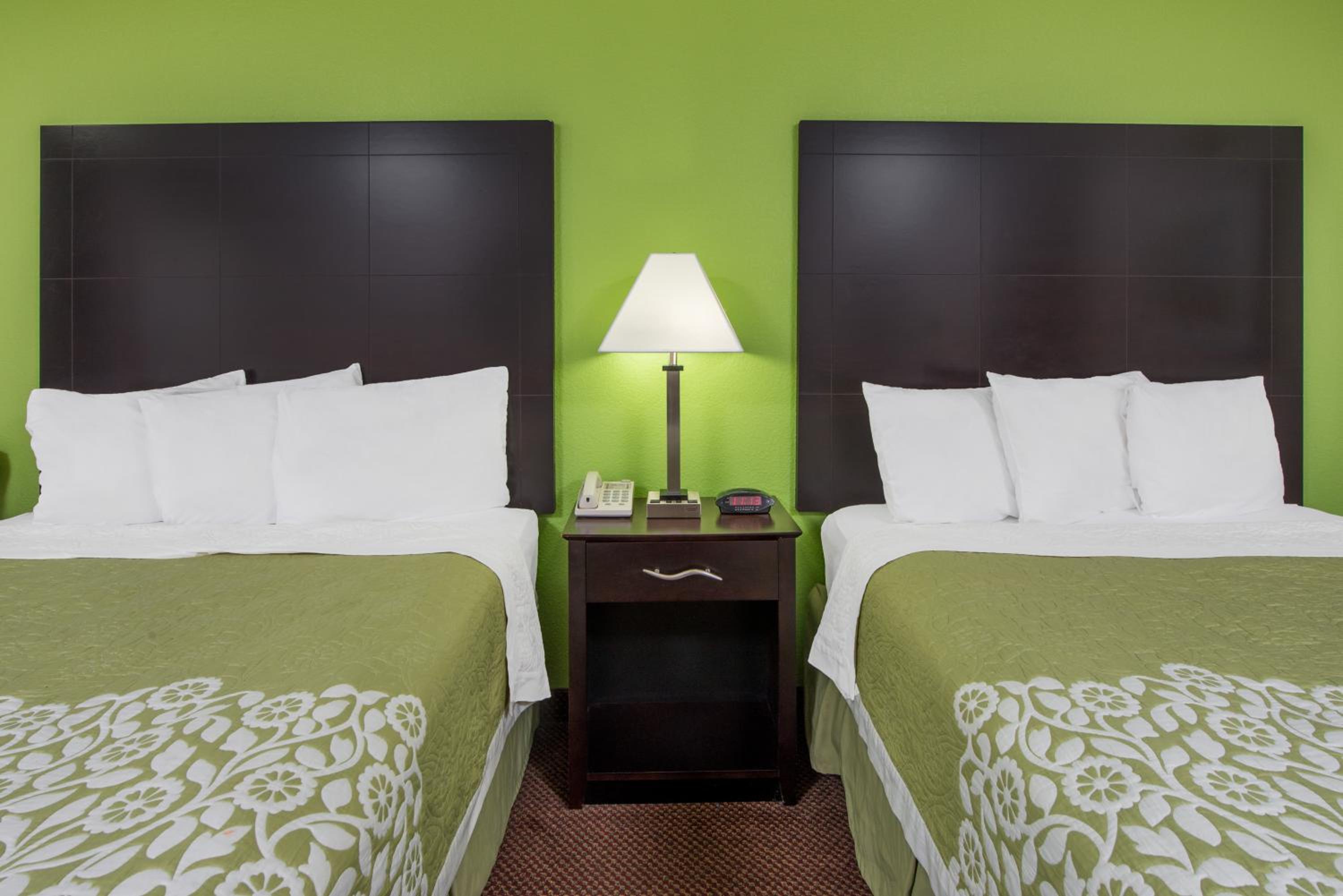 Queen Room with Two Queen Beds - Non-Smoking - Photo 3