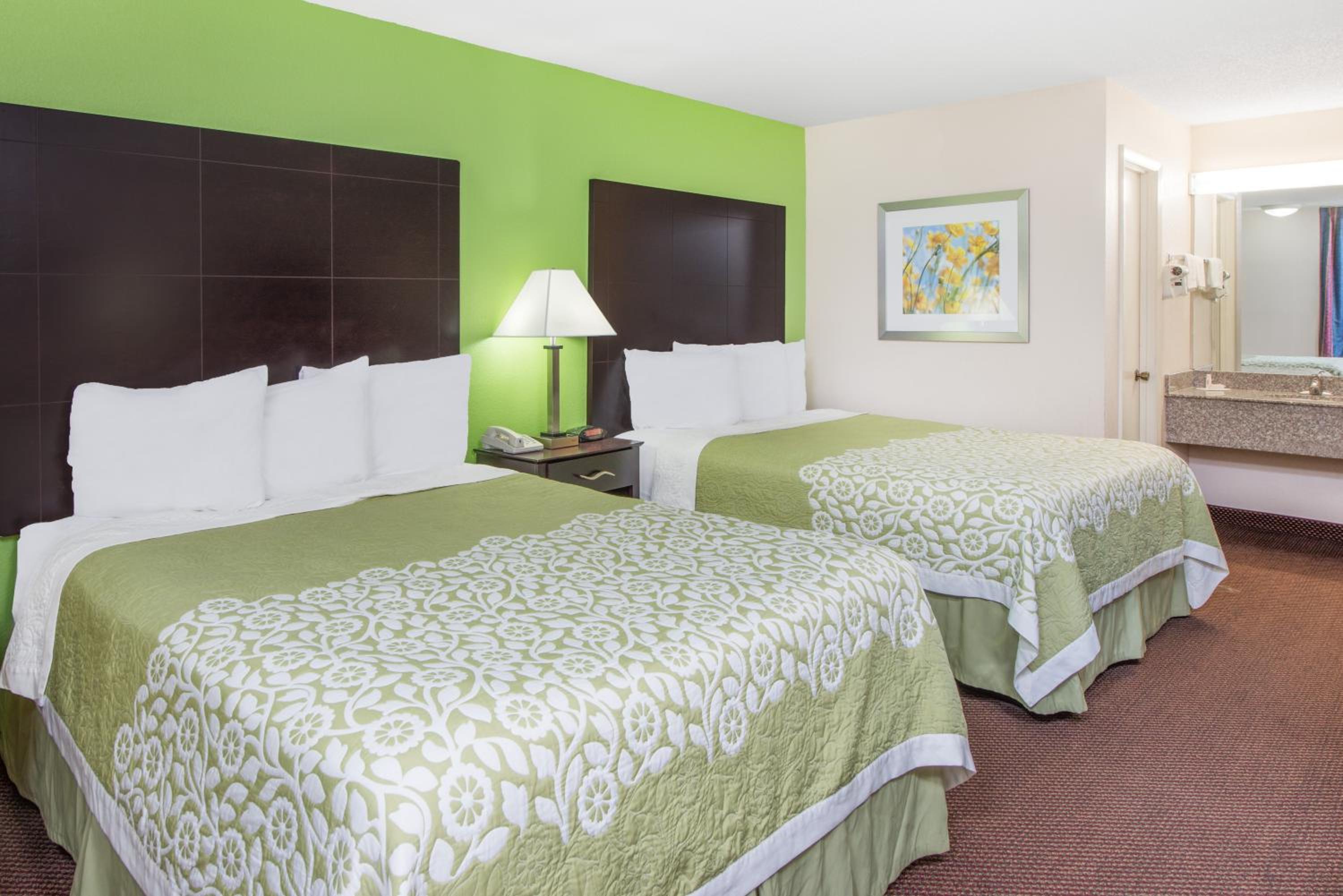 Queen Room with Two Queen Beds - Non-Smoking - Photo 4