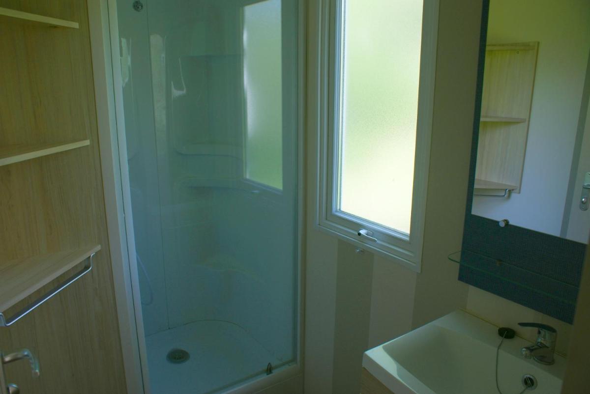 Two-Bedroom Mobile Home (4 Adults) photo 3