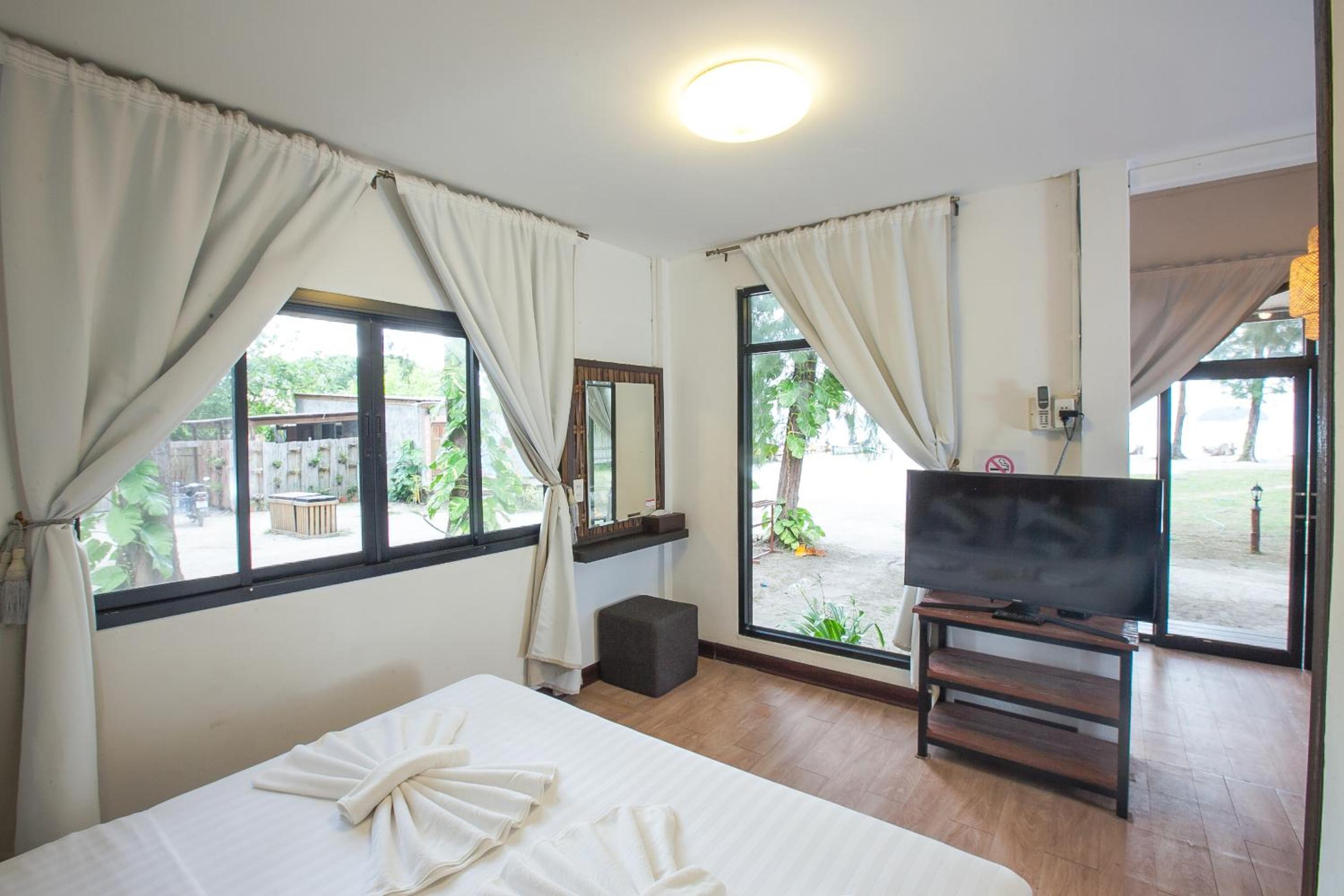 Bungalow with Sea View - Photo 7