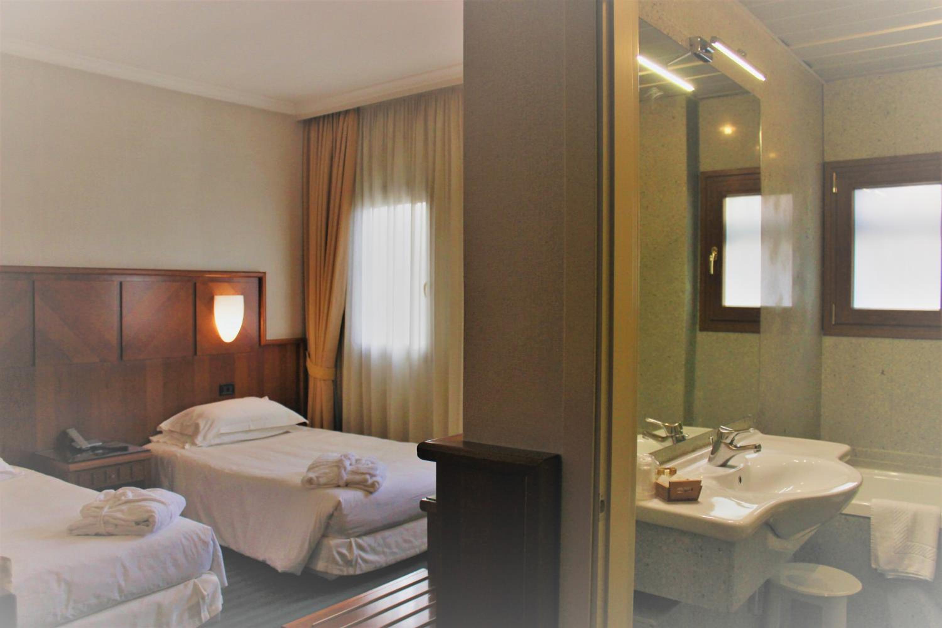 Double or Twin Room - Photo 7