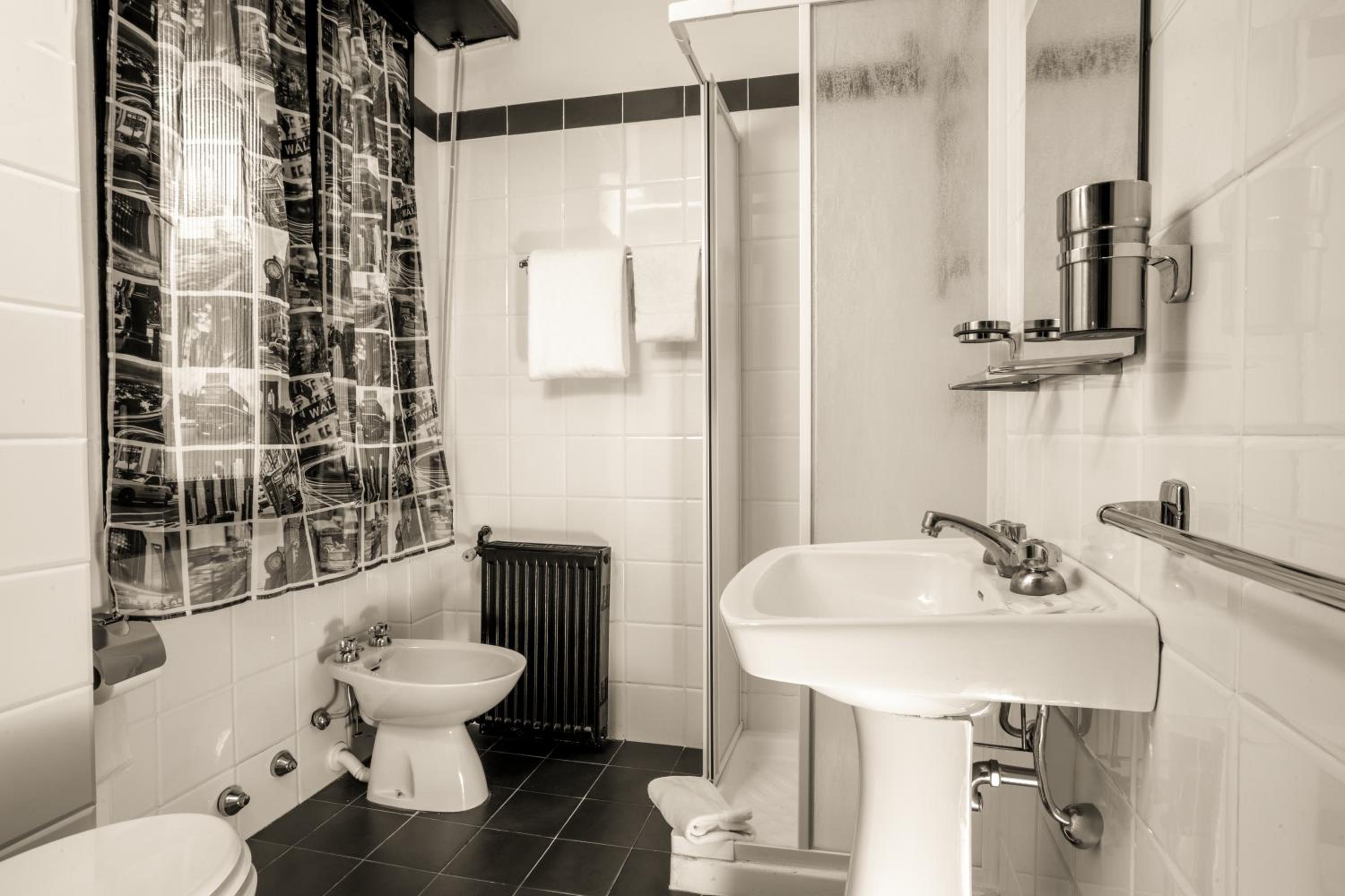 Single Room with Shared Bathroom photo 2