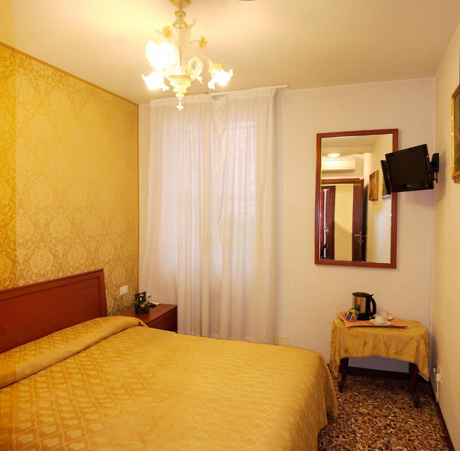Economy Double Room photo 2