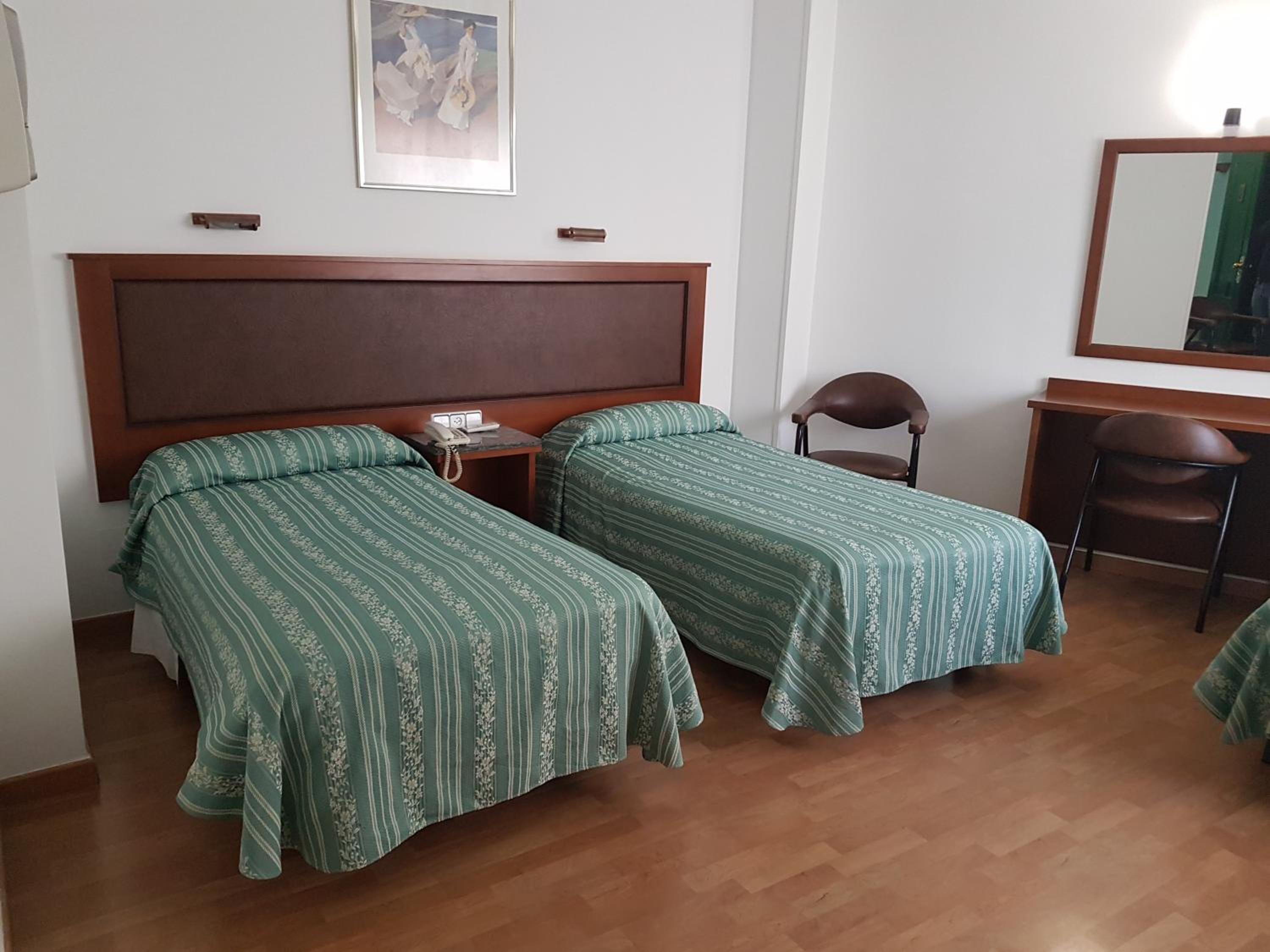 Double or Twin Room - Photo 11