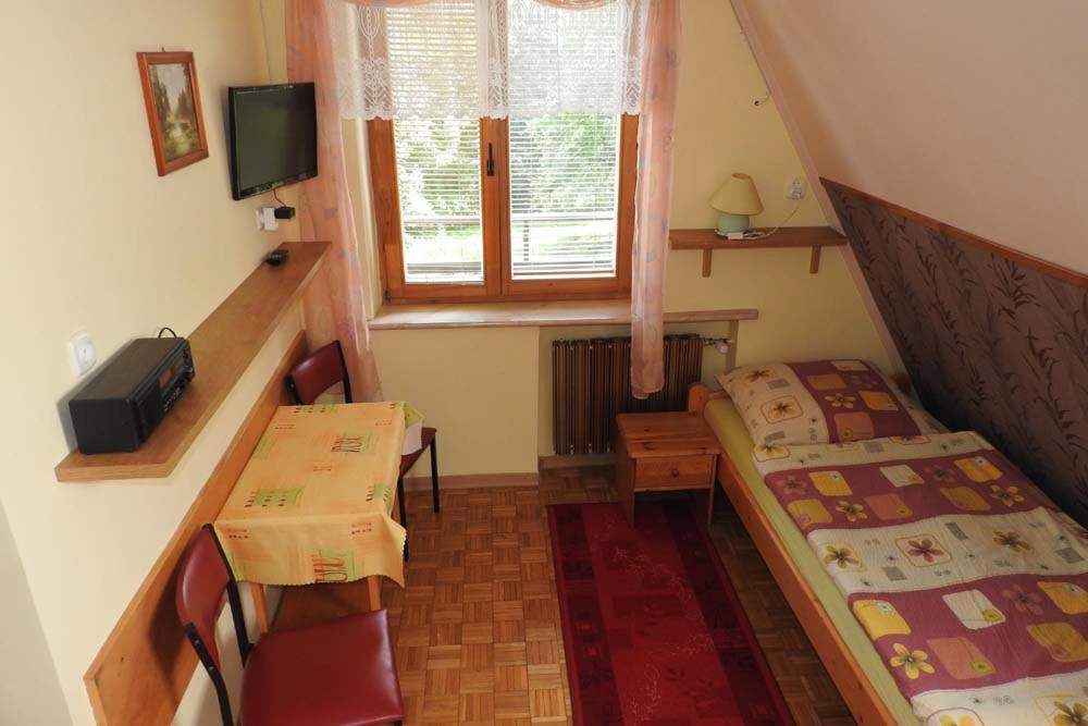 Standard Twin Room with Shared Bathroom photo 2