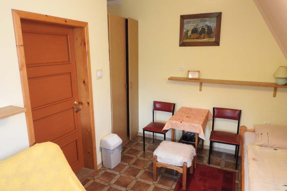 Standard Twin Room with Shared Bathroom photo 1