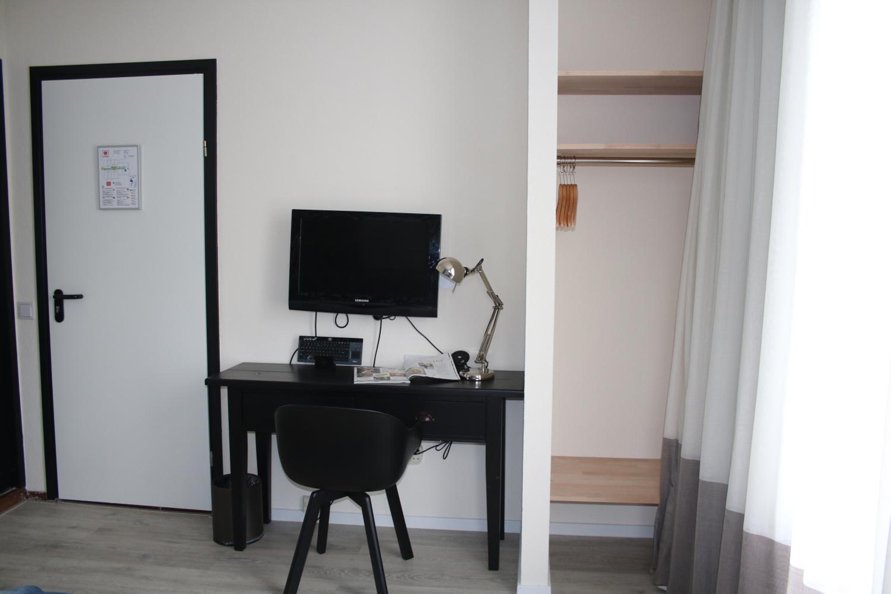 Twin Room with Balcony - Photo 1