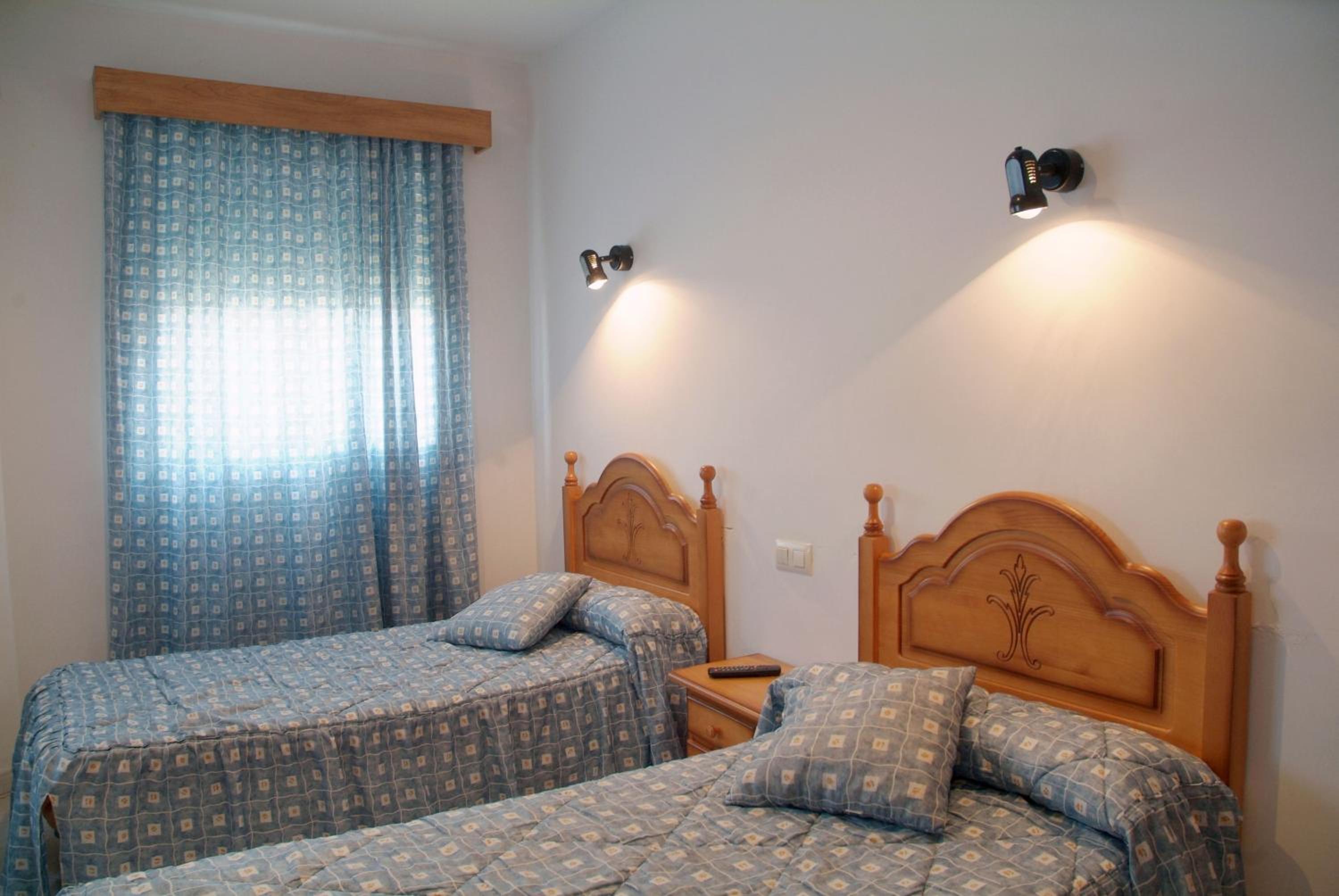Twin Room with Private Bathroom photo 3