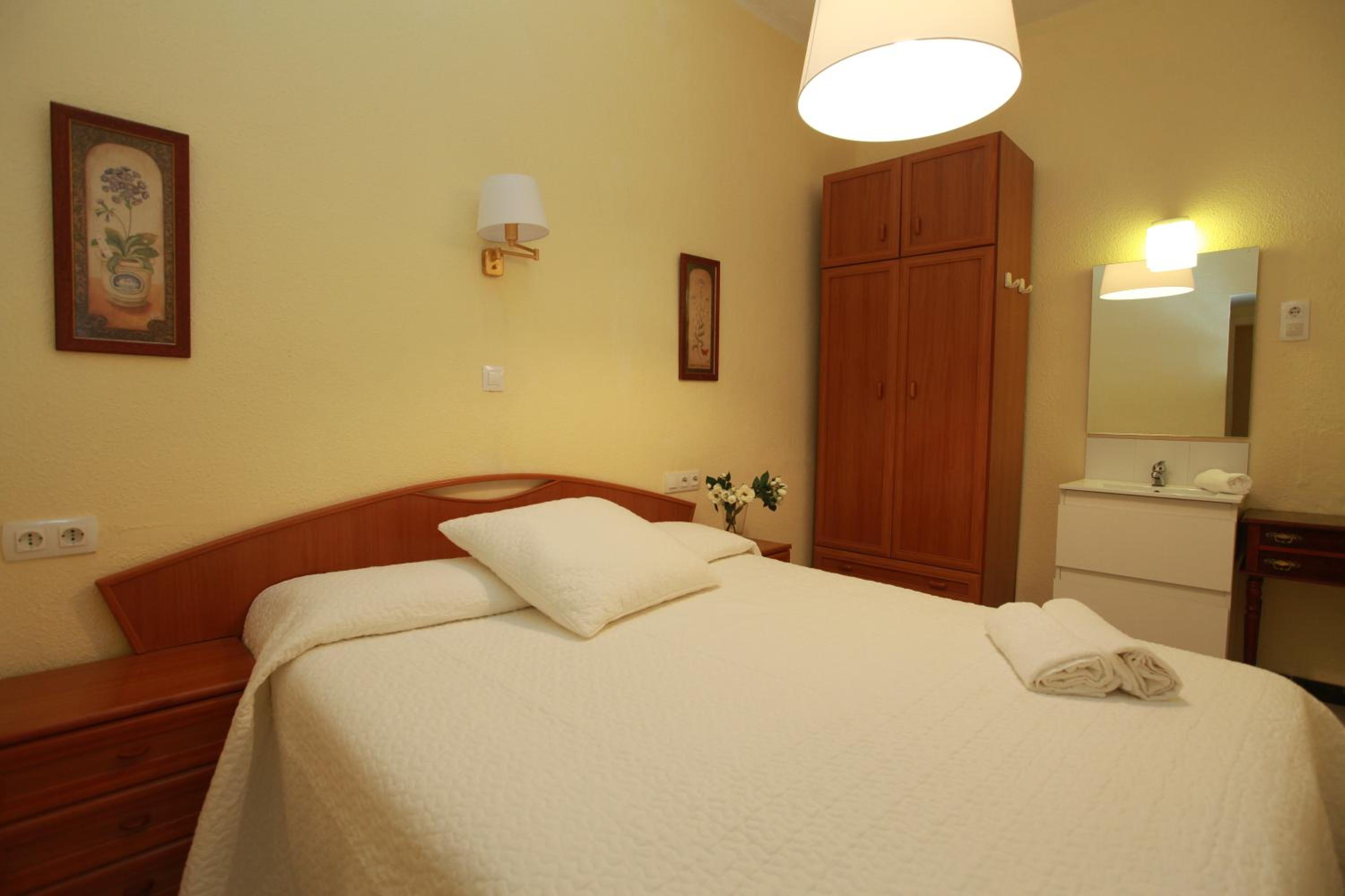 Double Room with Shared Bathroom photo 3