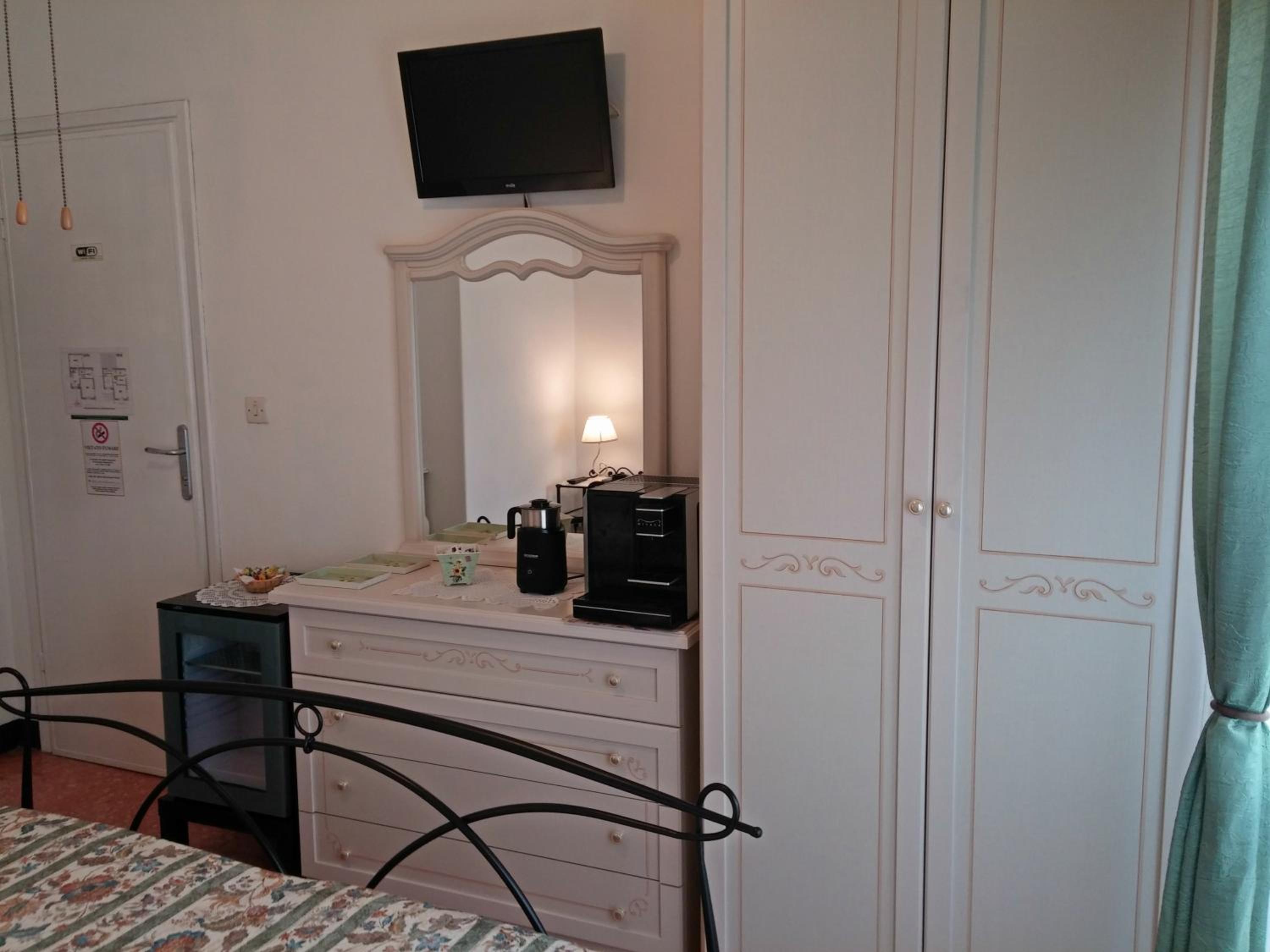 Double Room with Private External Bathroom with Balcony photo 2