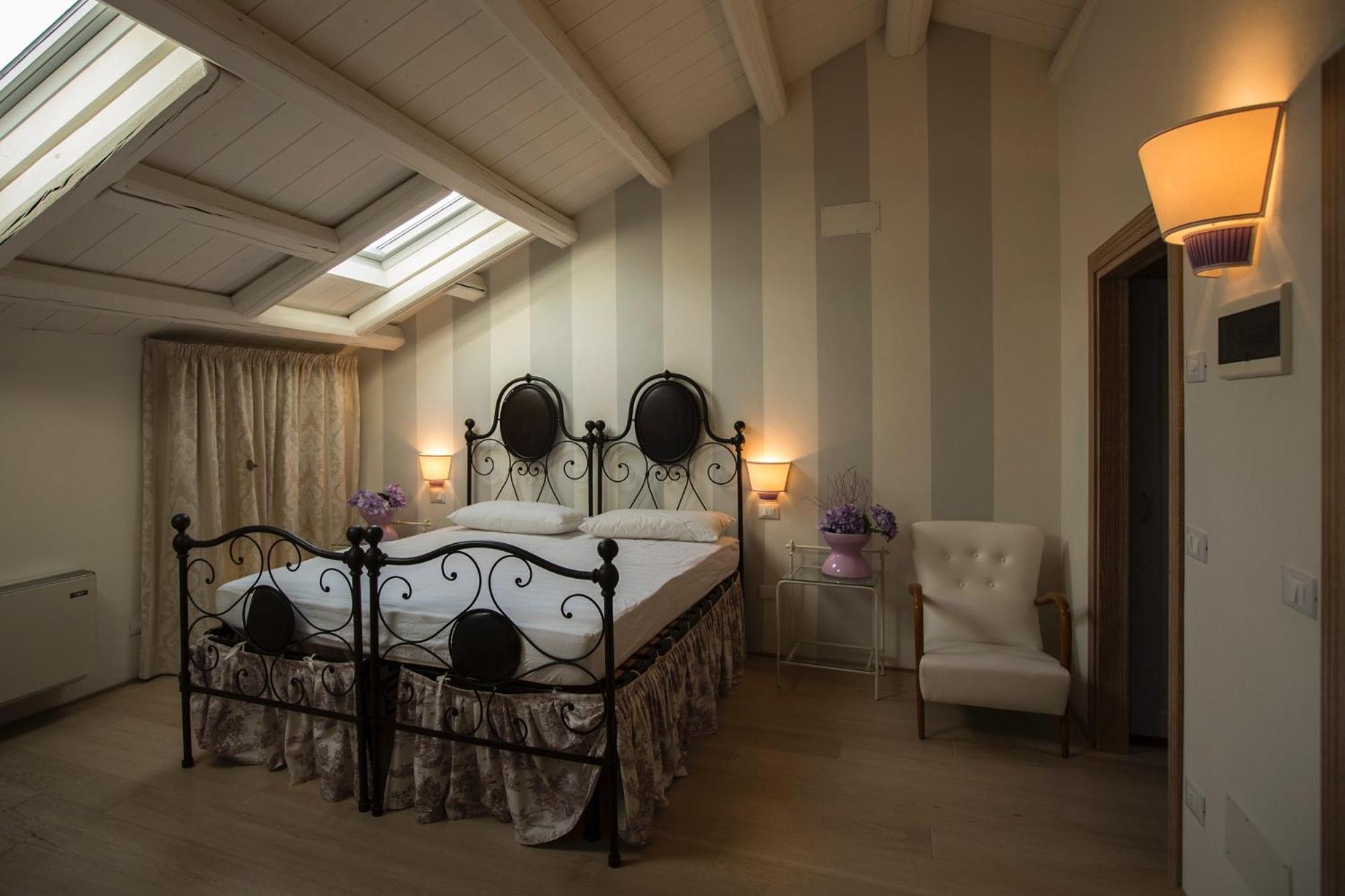Large Double Room - Photo 2