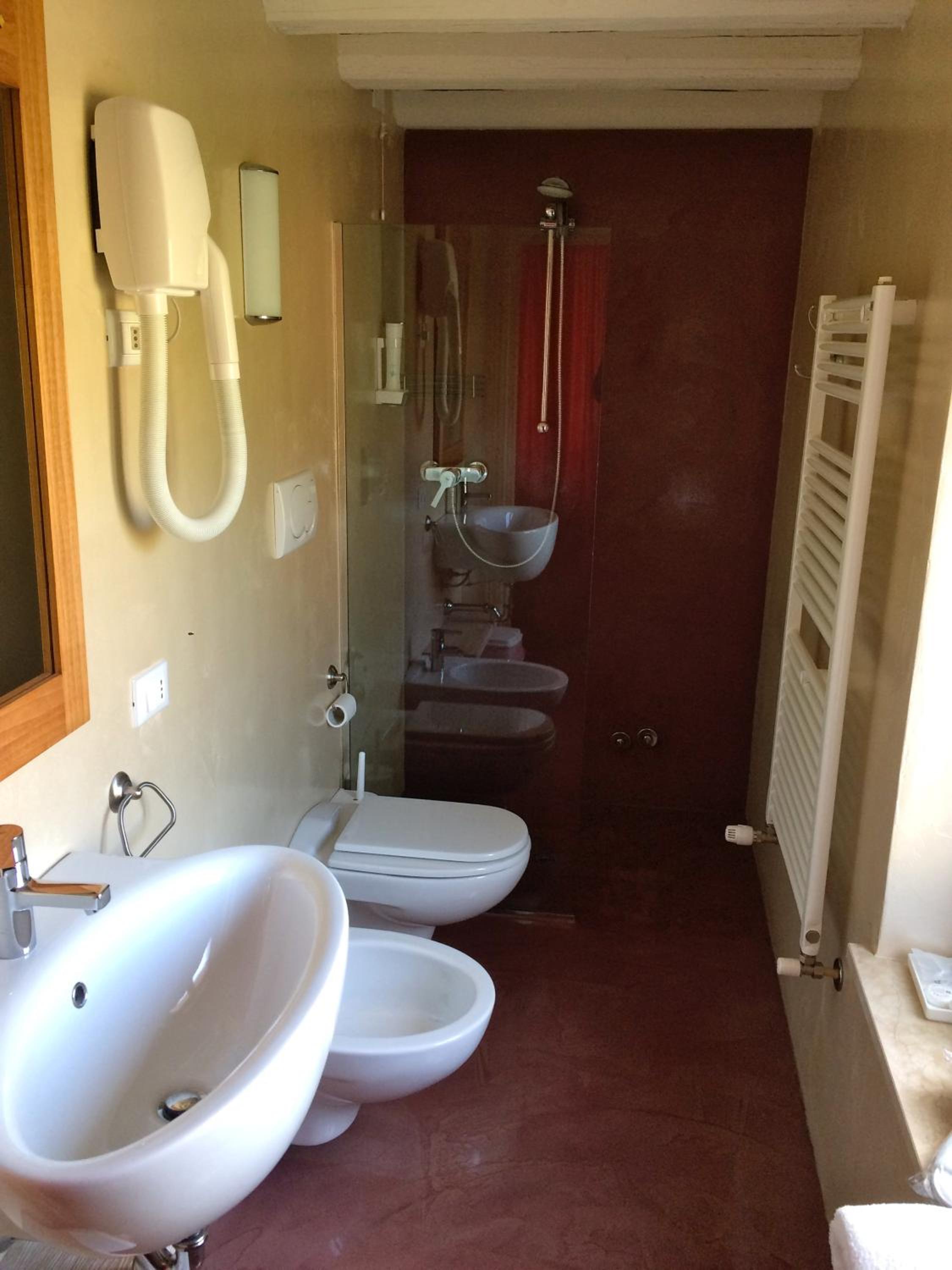 Large Double Room - Photo 3