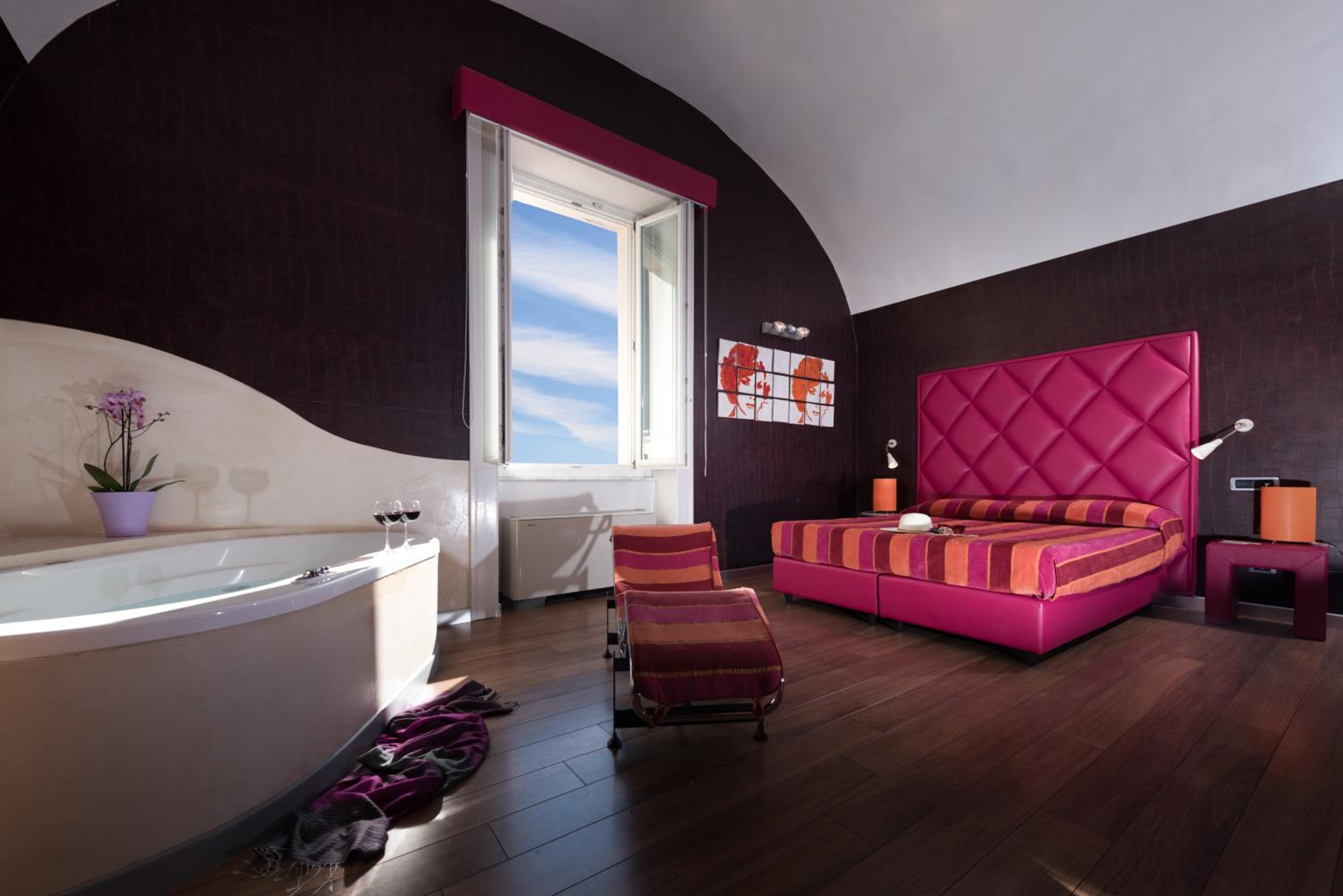 Superior Triple Room with Sea View and Spa Bath - Photo 8
