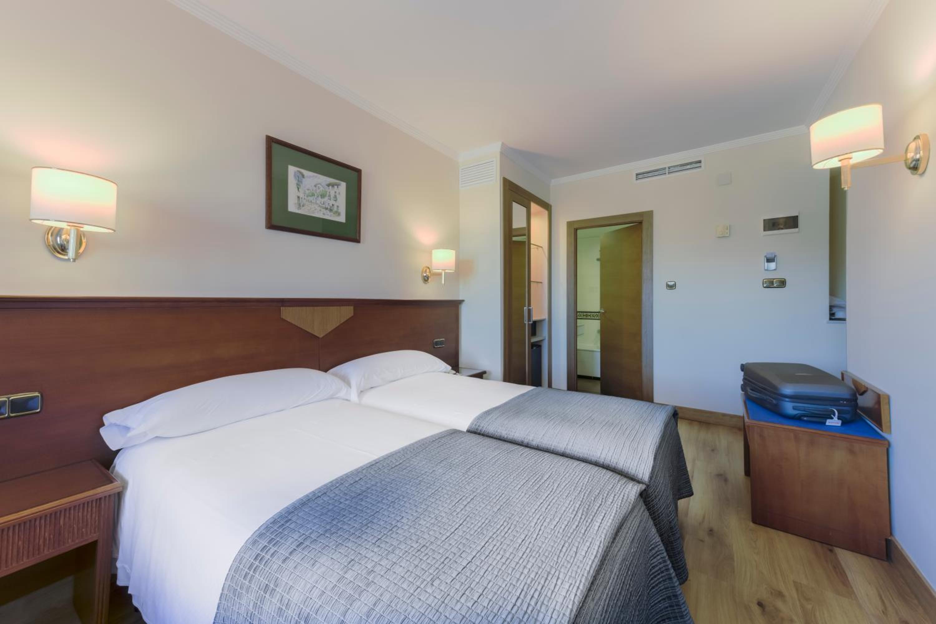 Double or Twin Room - Photo 14
