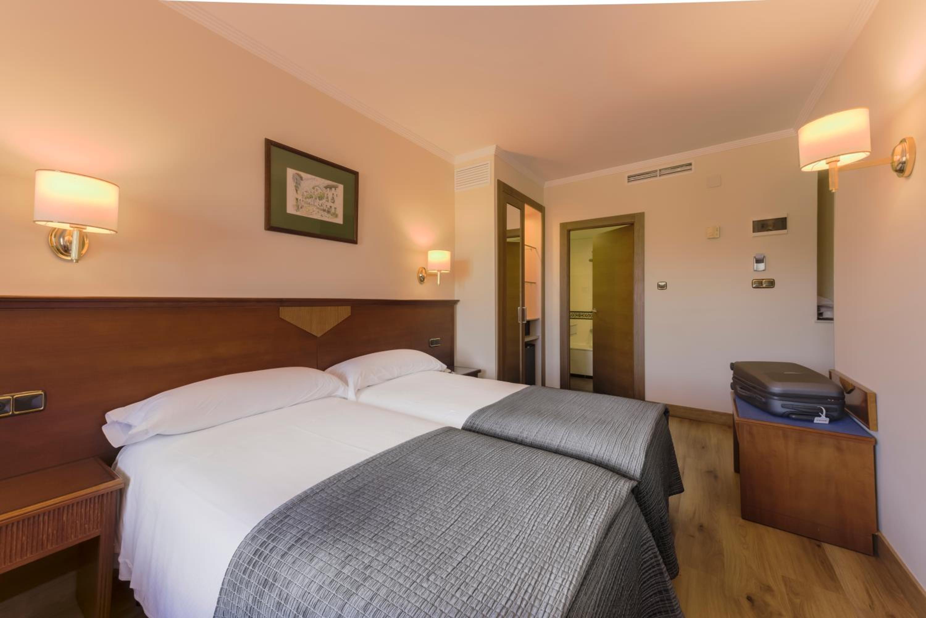 Double or Twin Room - Photo 15