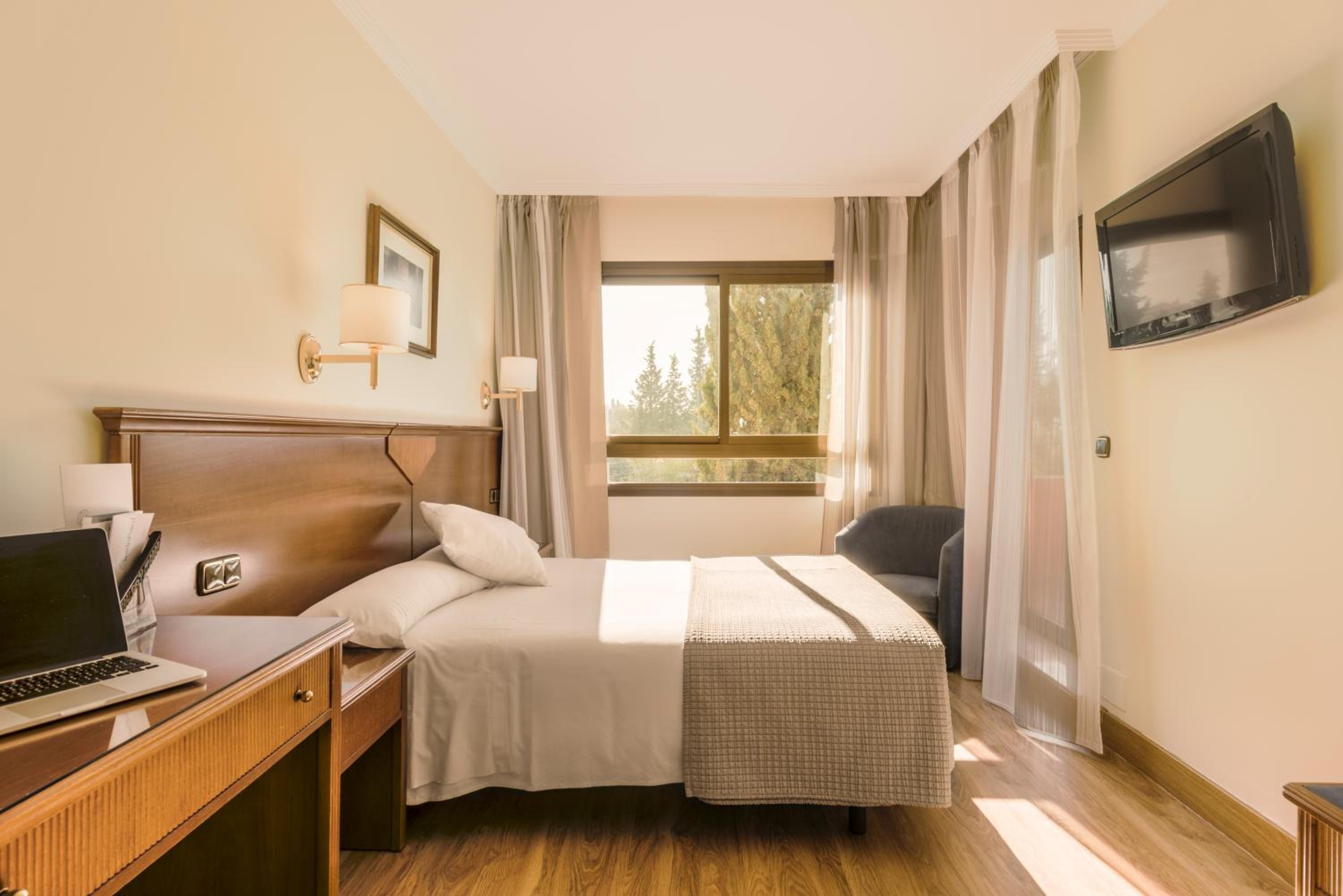 Double or Twin Room - Photo 6