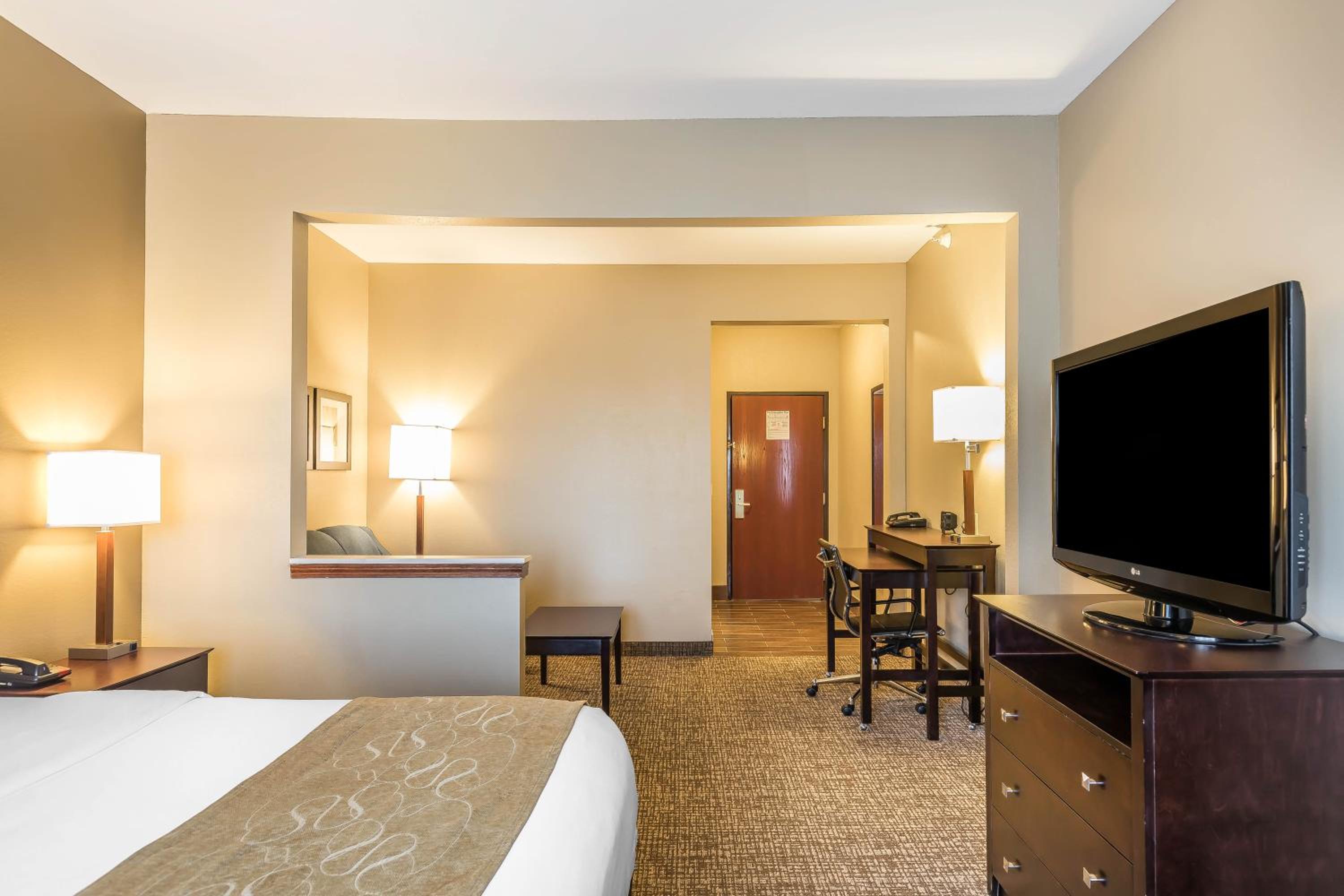 King Suite - Non-Smoking - Photo 3