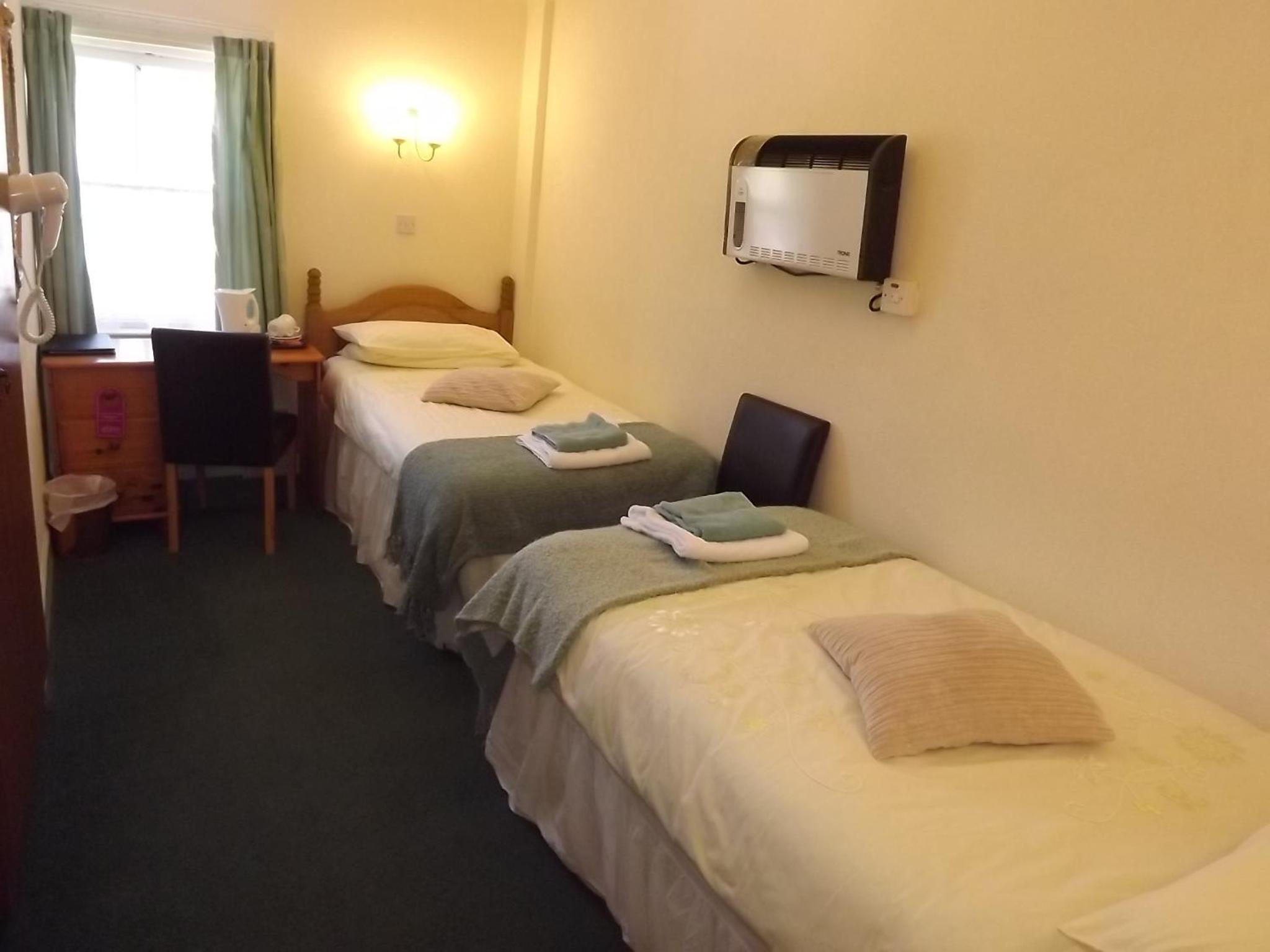 Economy Twin Room photo 2