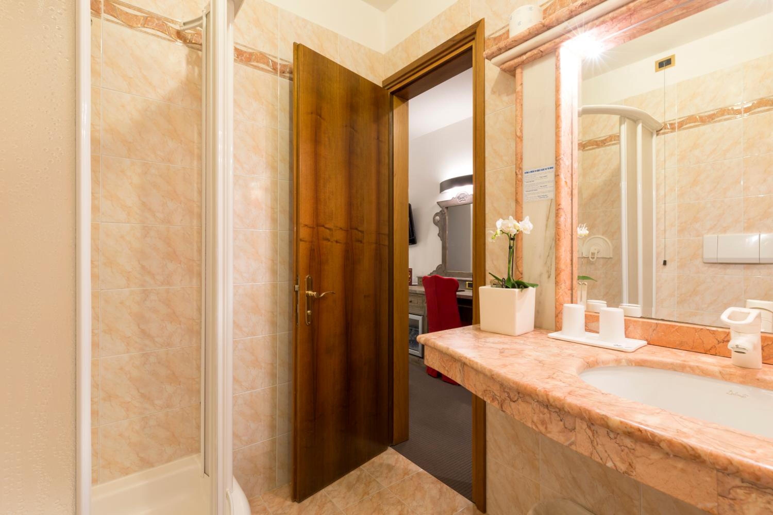 Standard Double or Twin Room with Balcony photo 2