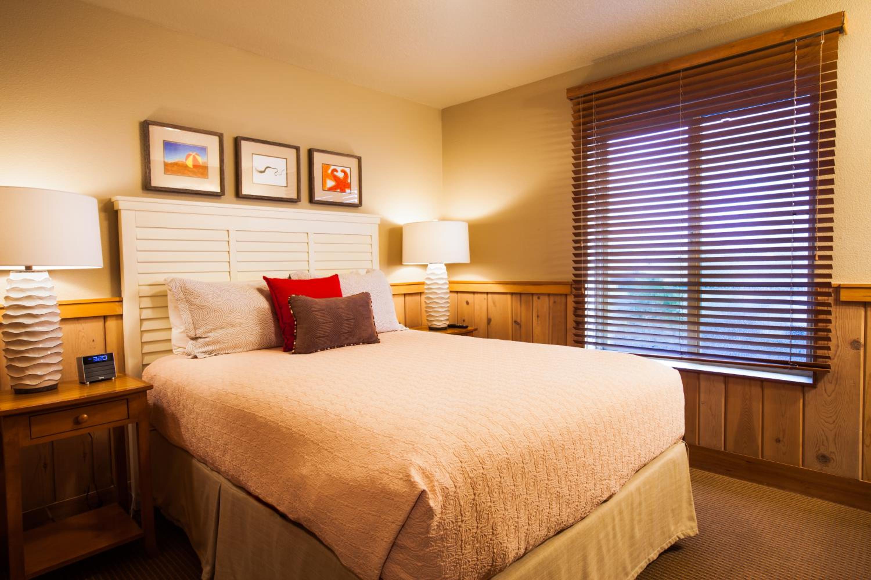 Queen Corner Suite with Sofa Sleeper (Non Pet-Friendly) photo 3